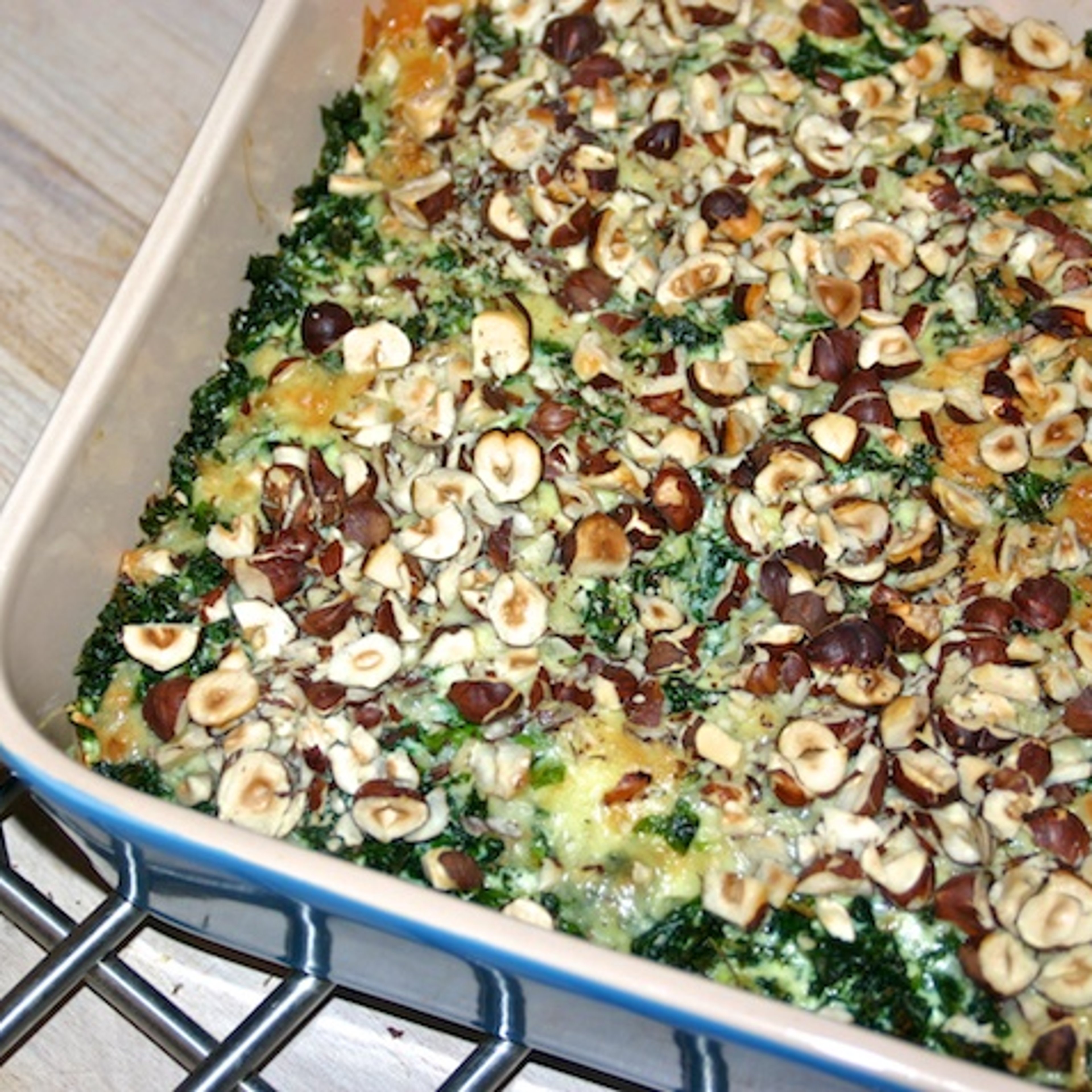 Grønkålstærte med hasselnødder