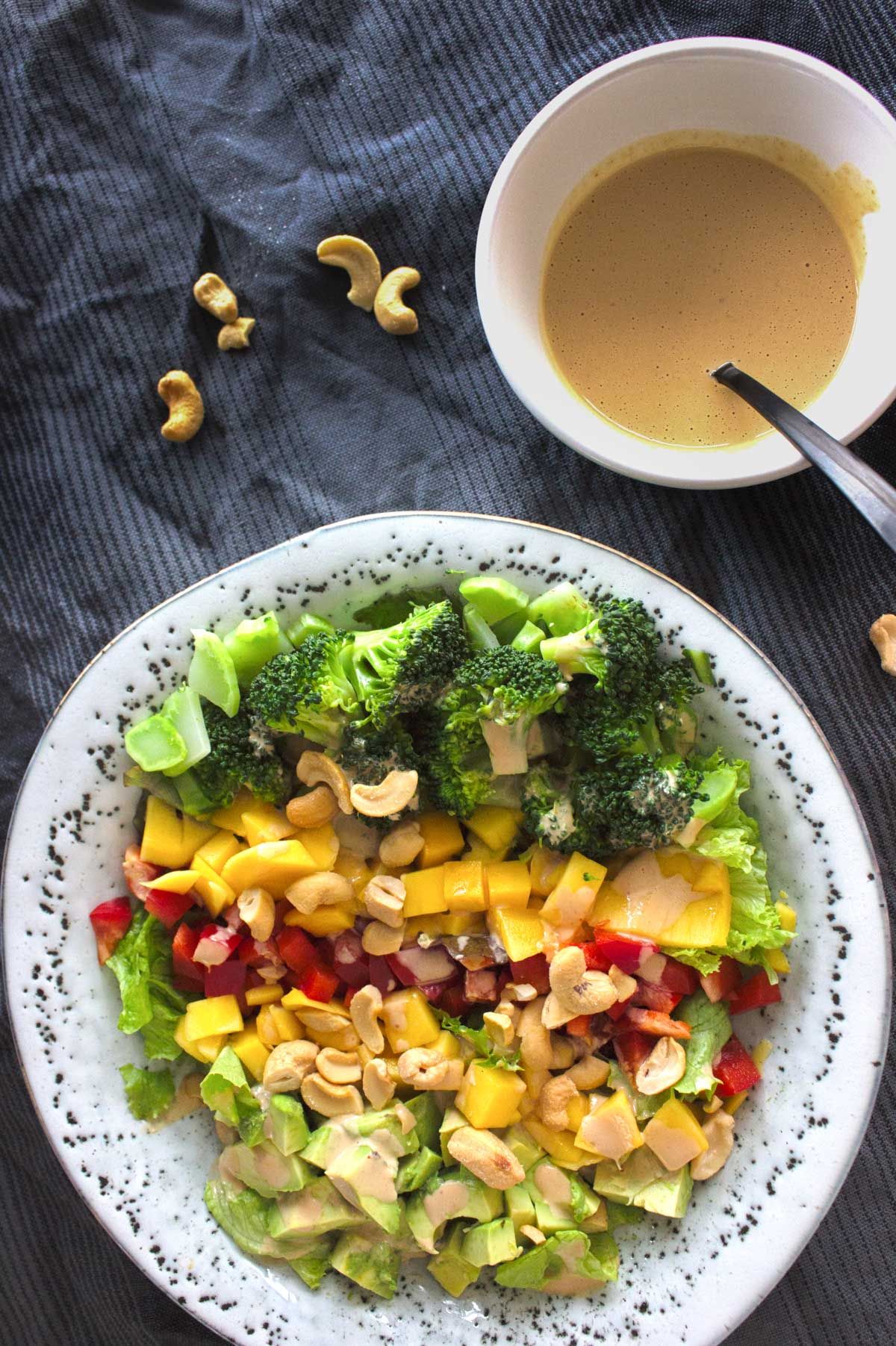 Regnbuesalat med thai-kokosdressing og cashew
