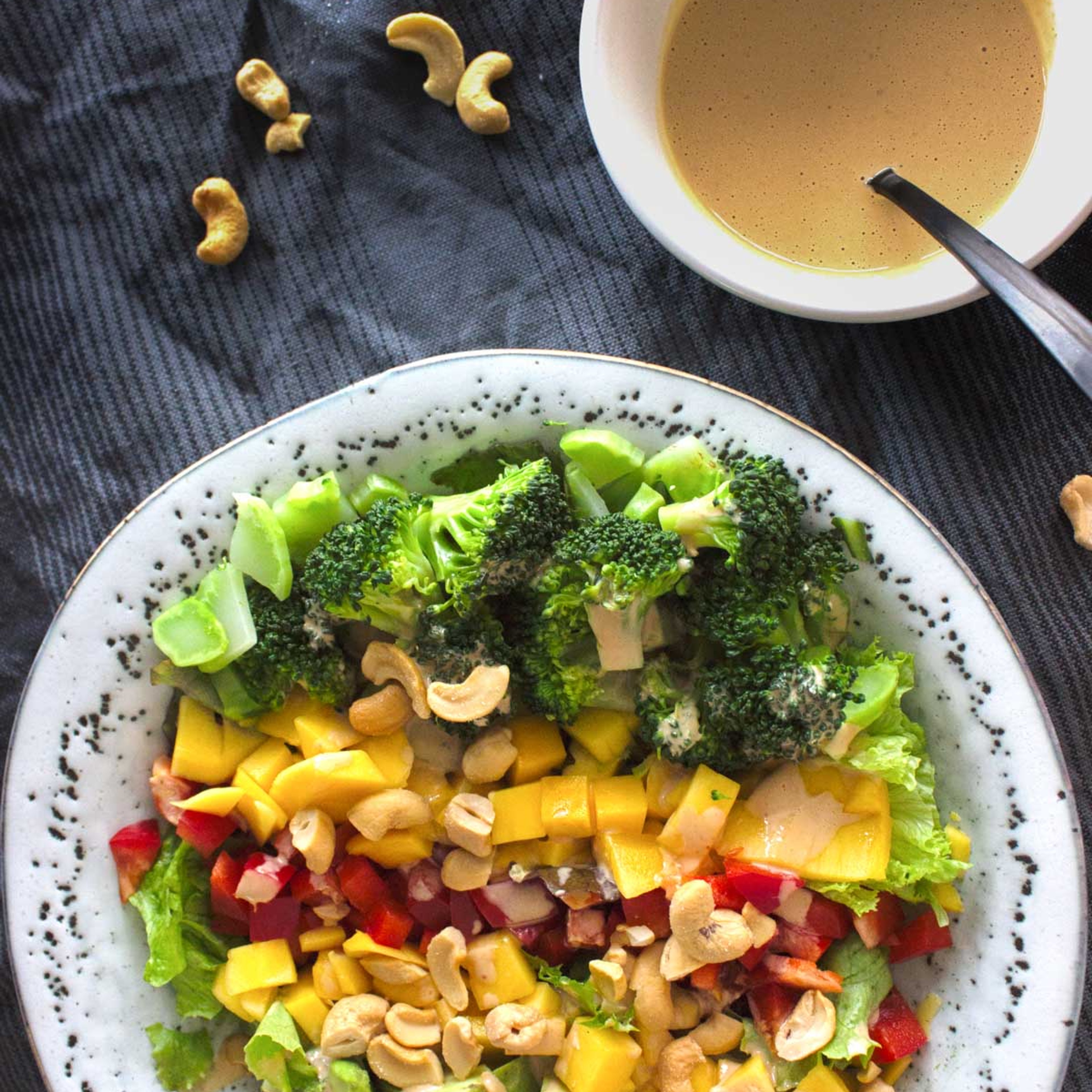 Regnbuesalat med thai-kokosdressing og cashew