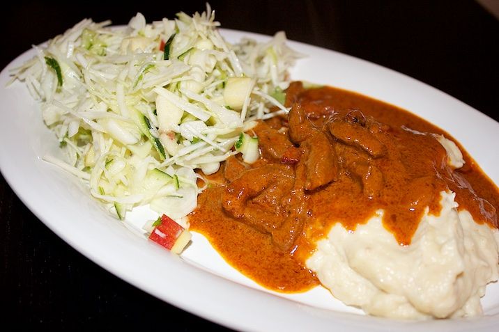 Bøf stroganoff og hvidkålssalat med squash og æble