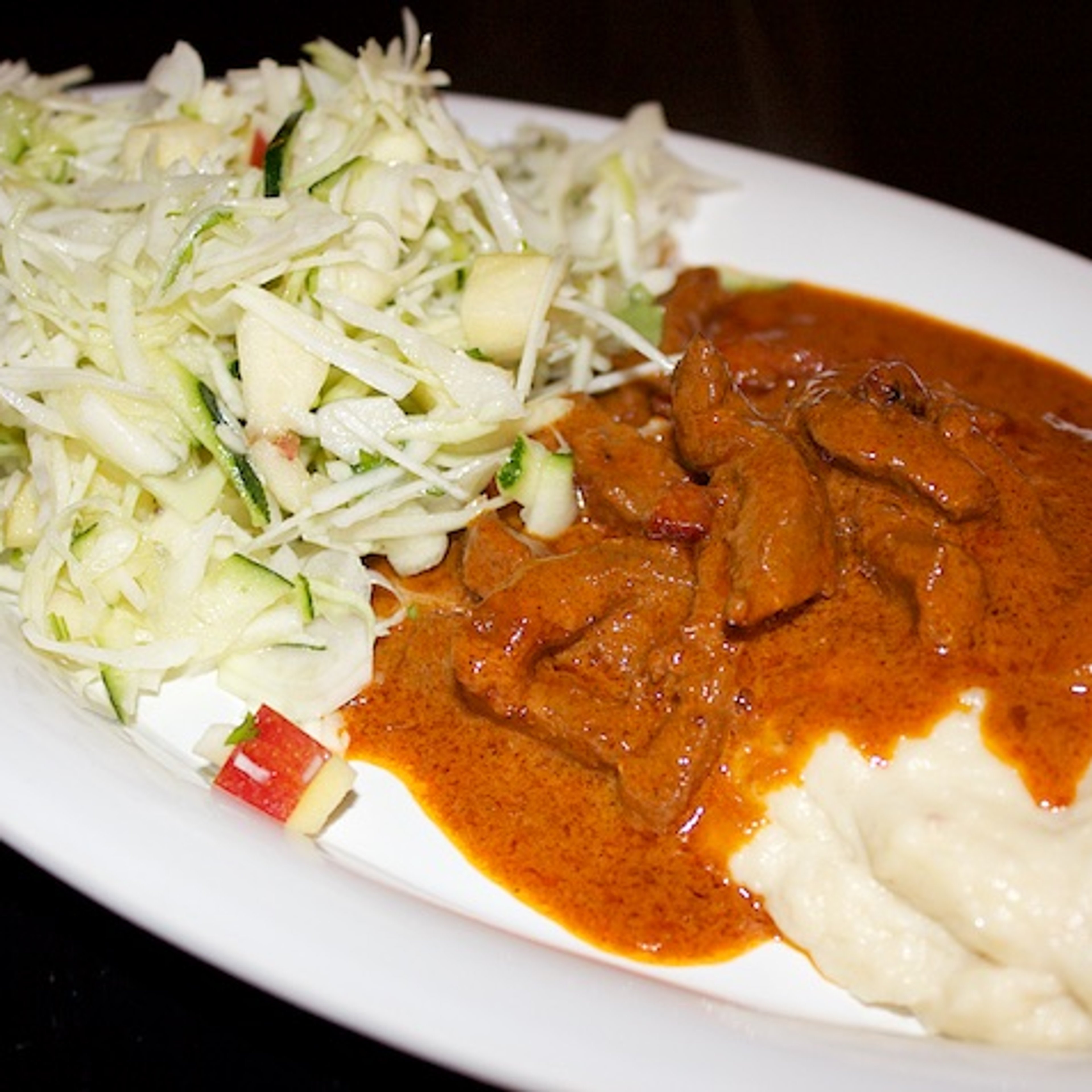 Bøf stroganoff og hvidkålssalat med squash og æble