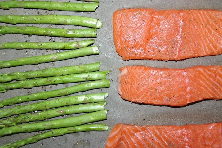 Laks med grønne asparges, smørstegt spidskål og hollandaise