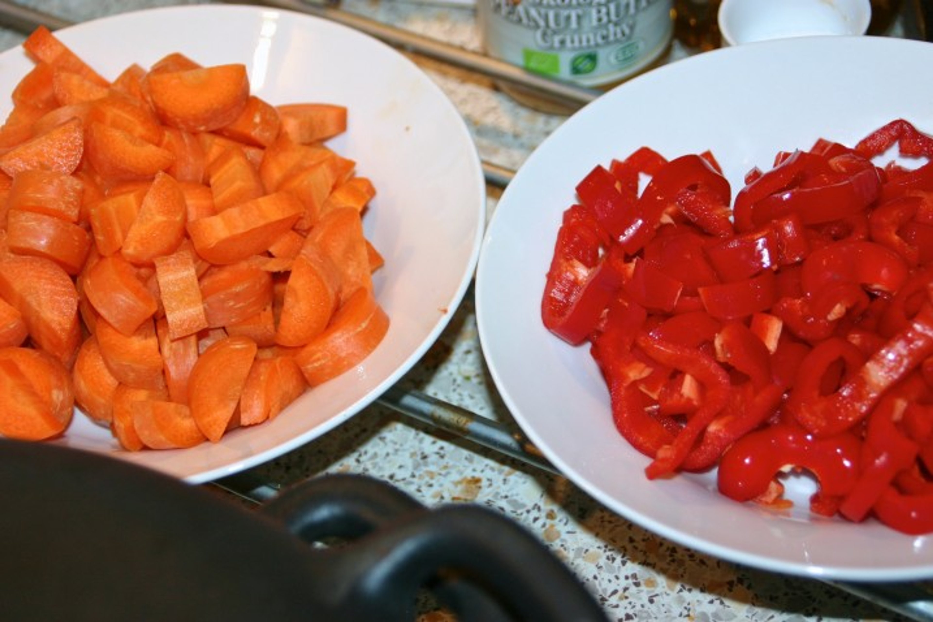 Kylling i peanutbuttersauce med rødkålssalat