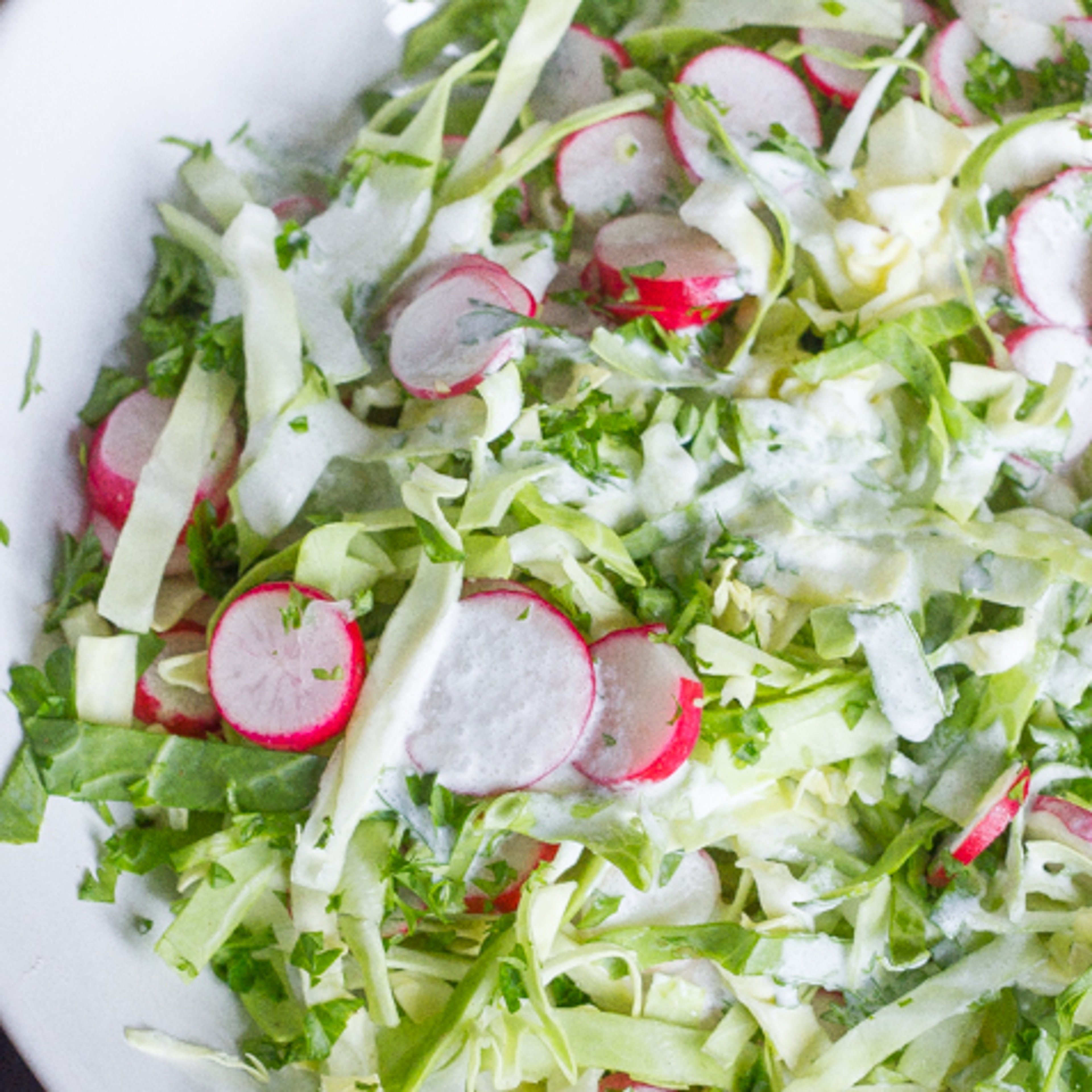 Spidskålssalat med radiser og mormordressing