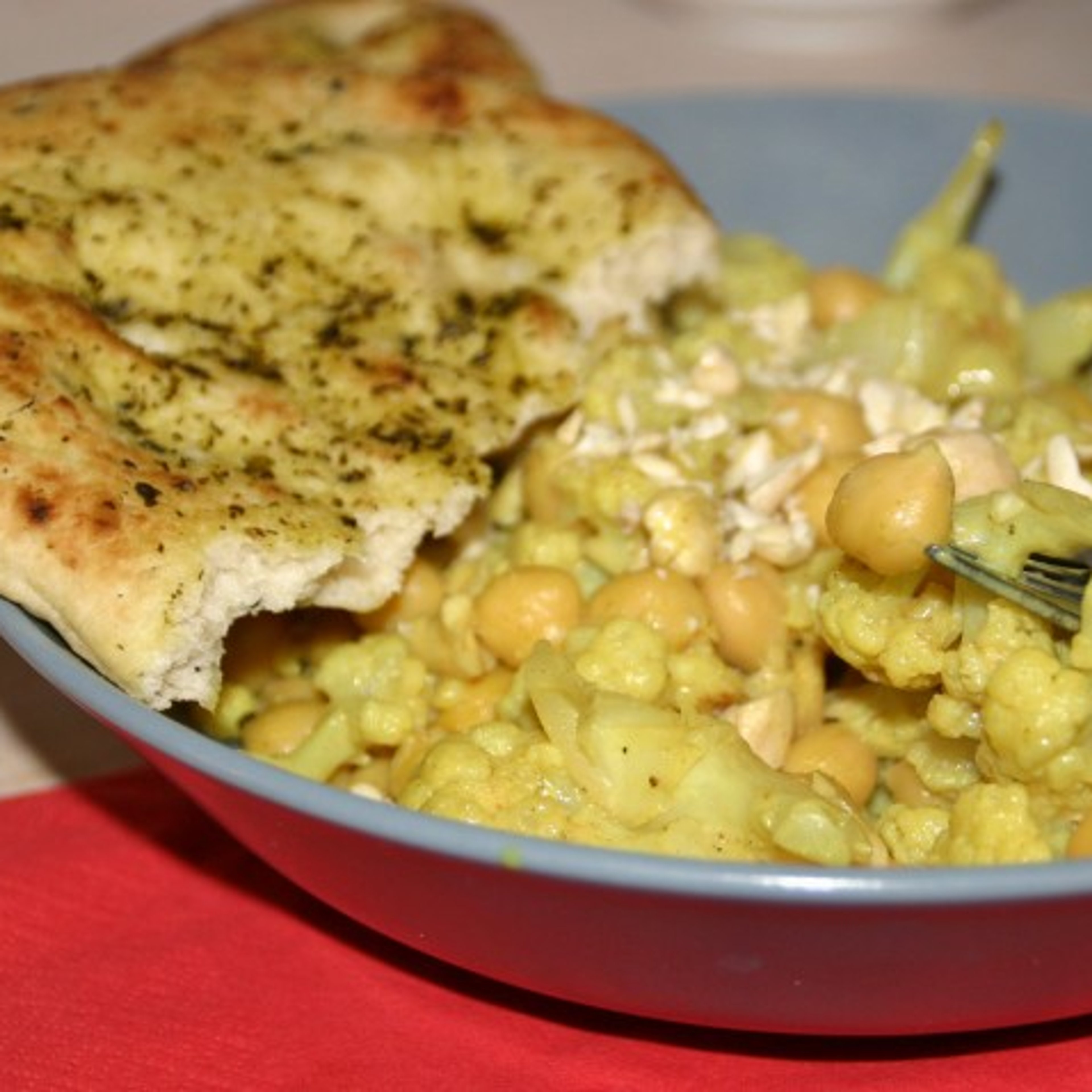 Blomkål og kikærter i karry-kokos-sauce