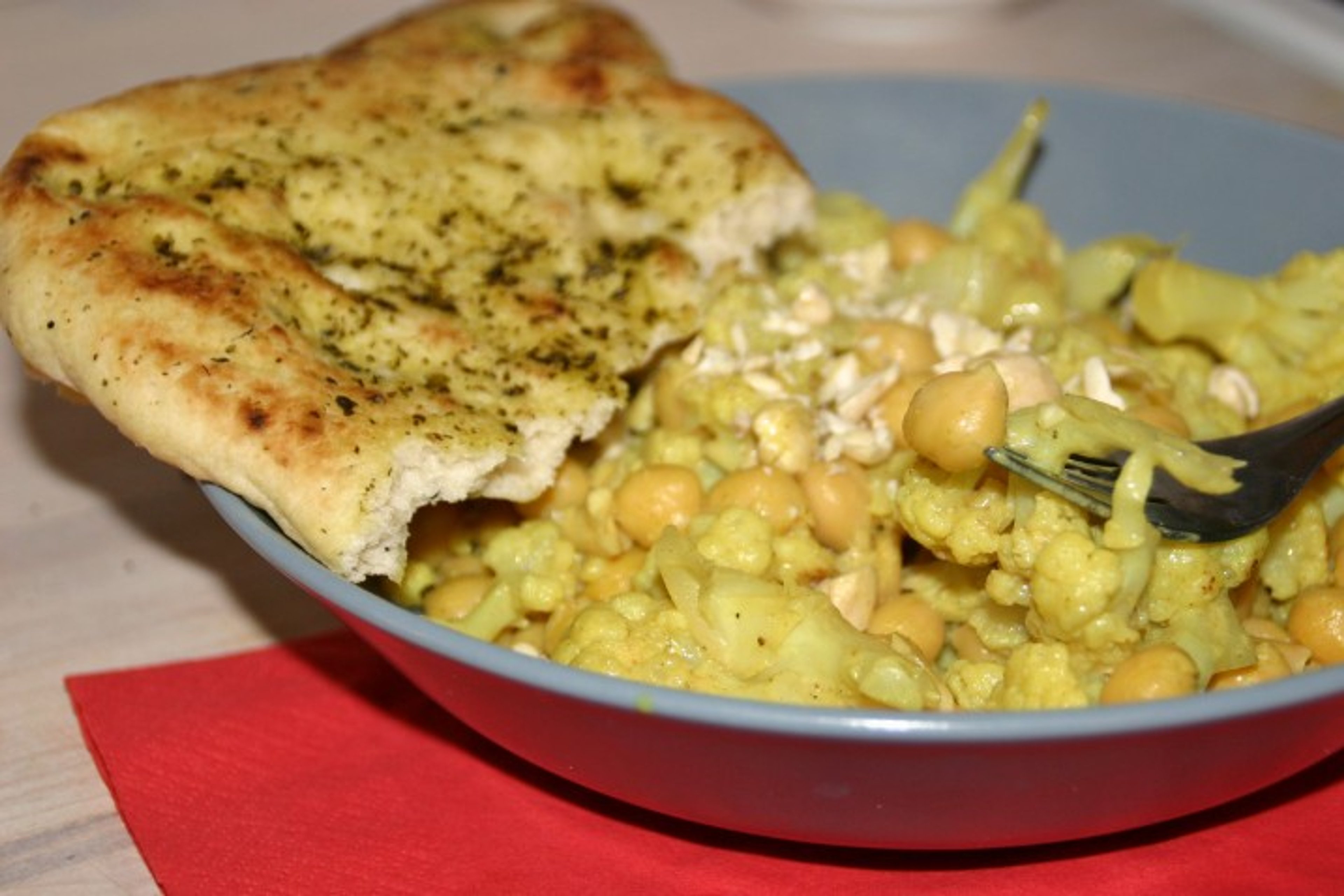 Blomkål og kikærter i karry-kokos-sauce