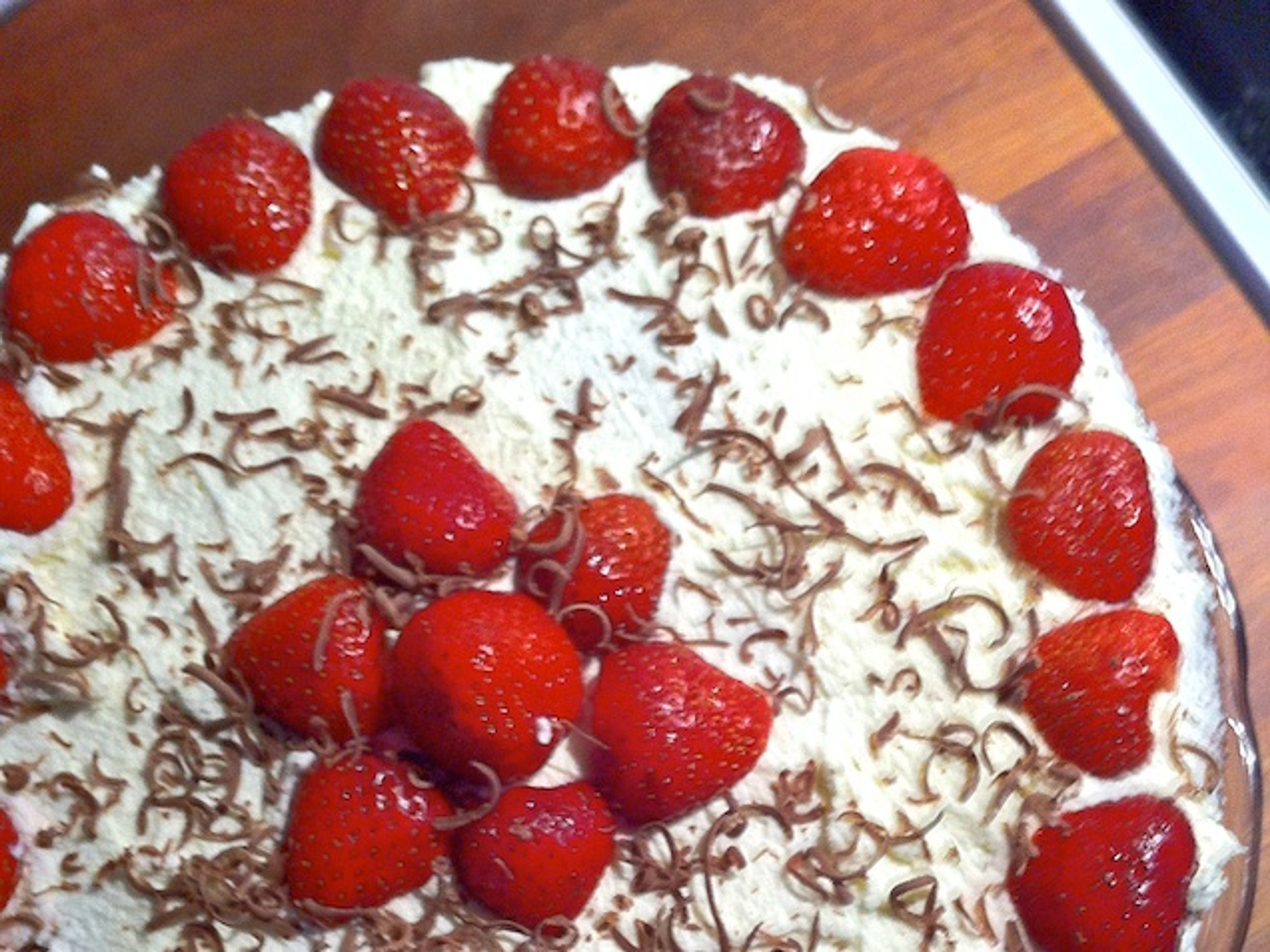 Kakaolagkage med flødeskum, jordbær og chokolade