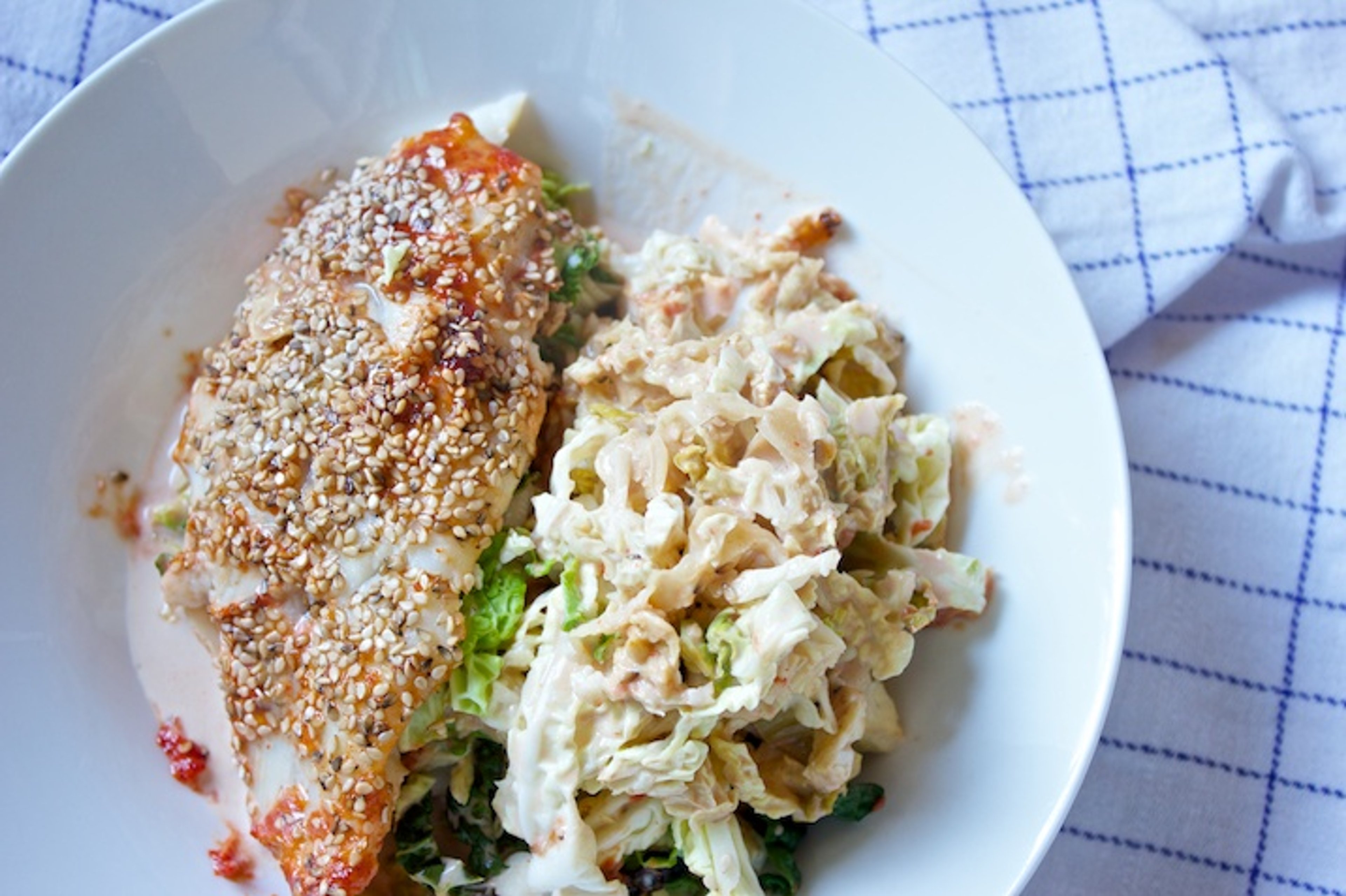 Bagt fisk med savoykål og krydret flødesovs