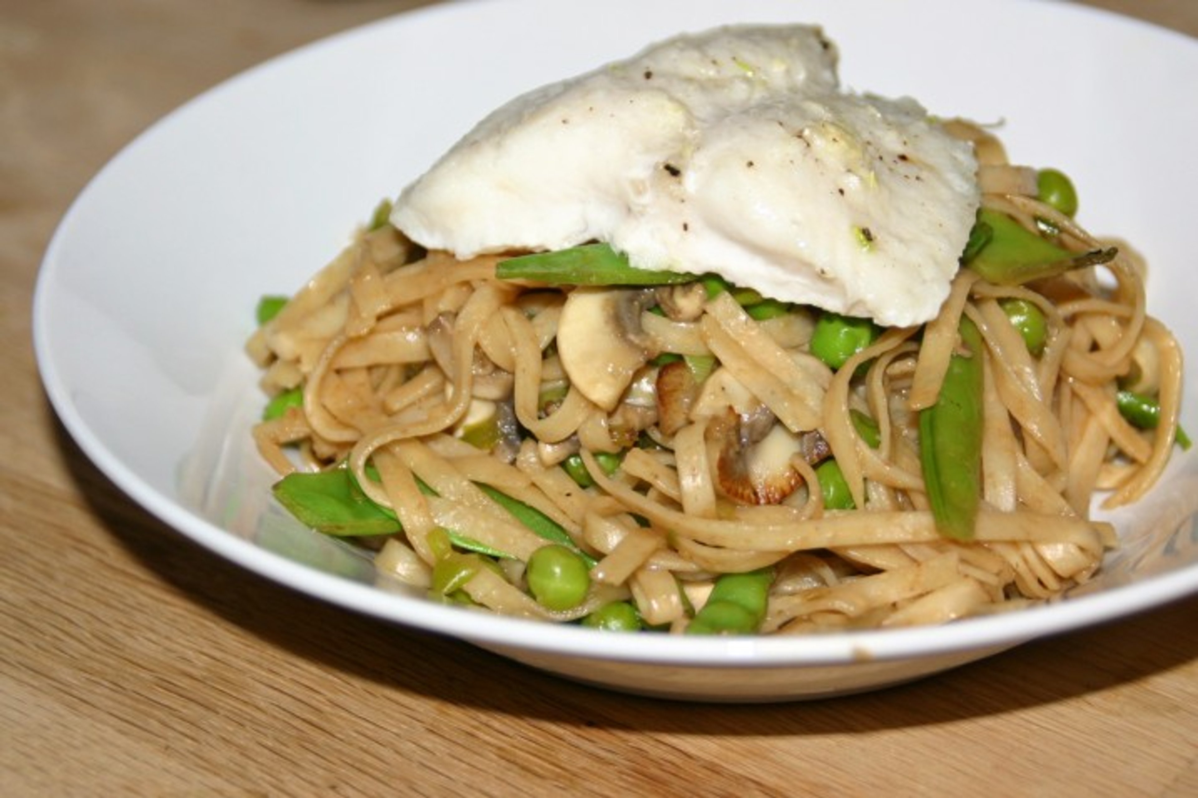 Pangasius med nudler og ærter