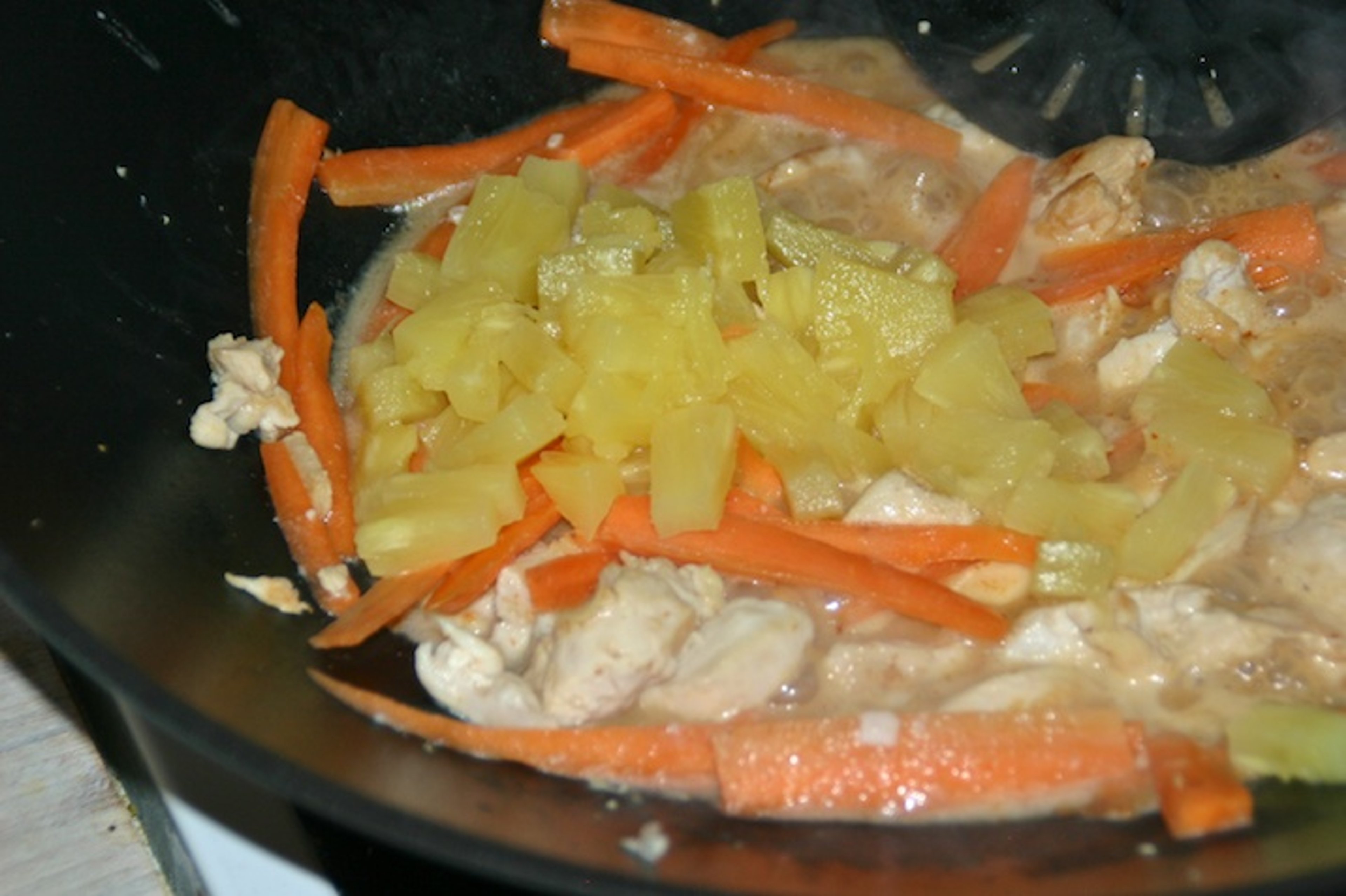 Kyllinge- og ananaswok