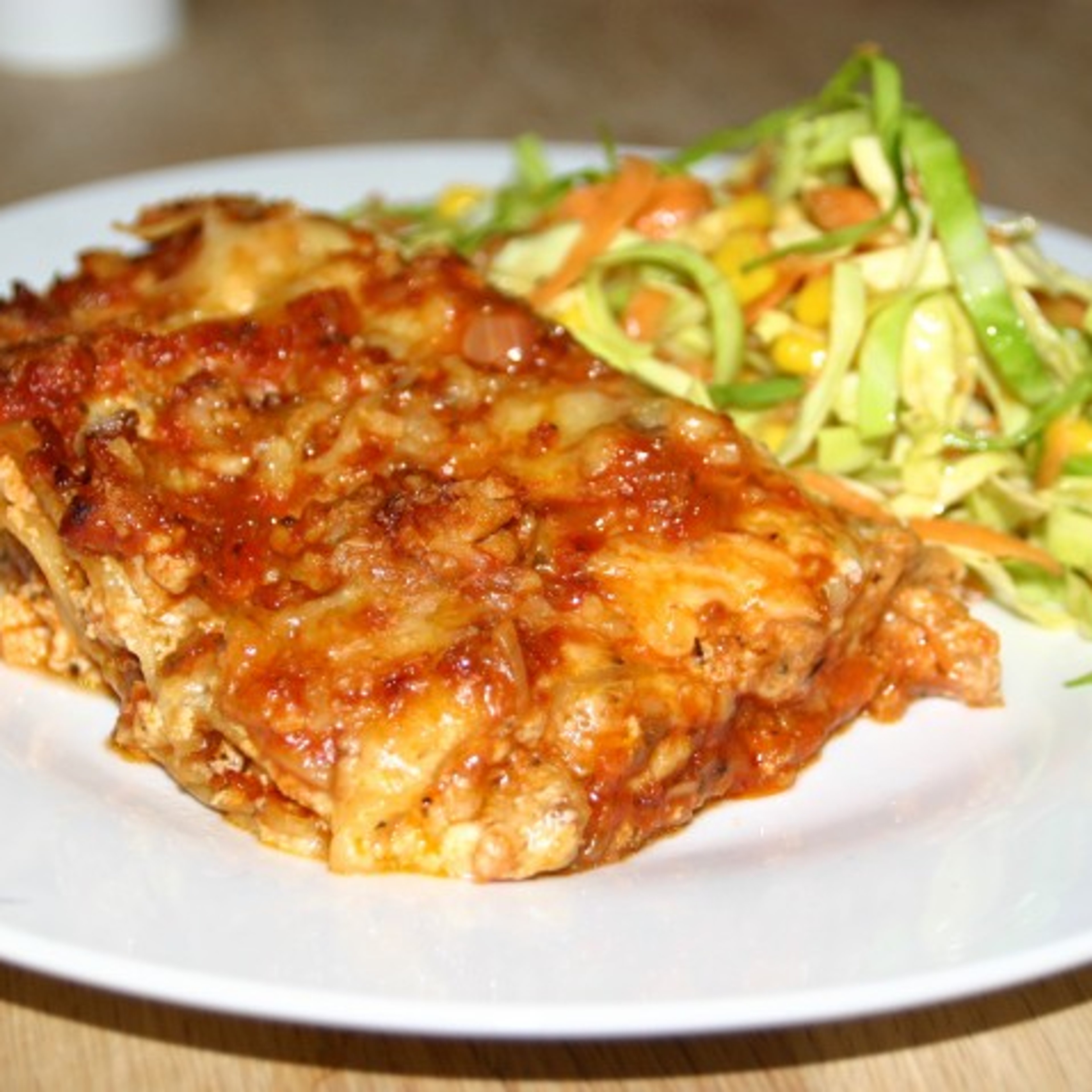 Kyllinge- og ostelasagne med spidskålsråkost