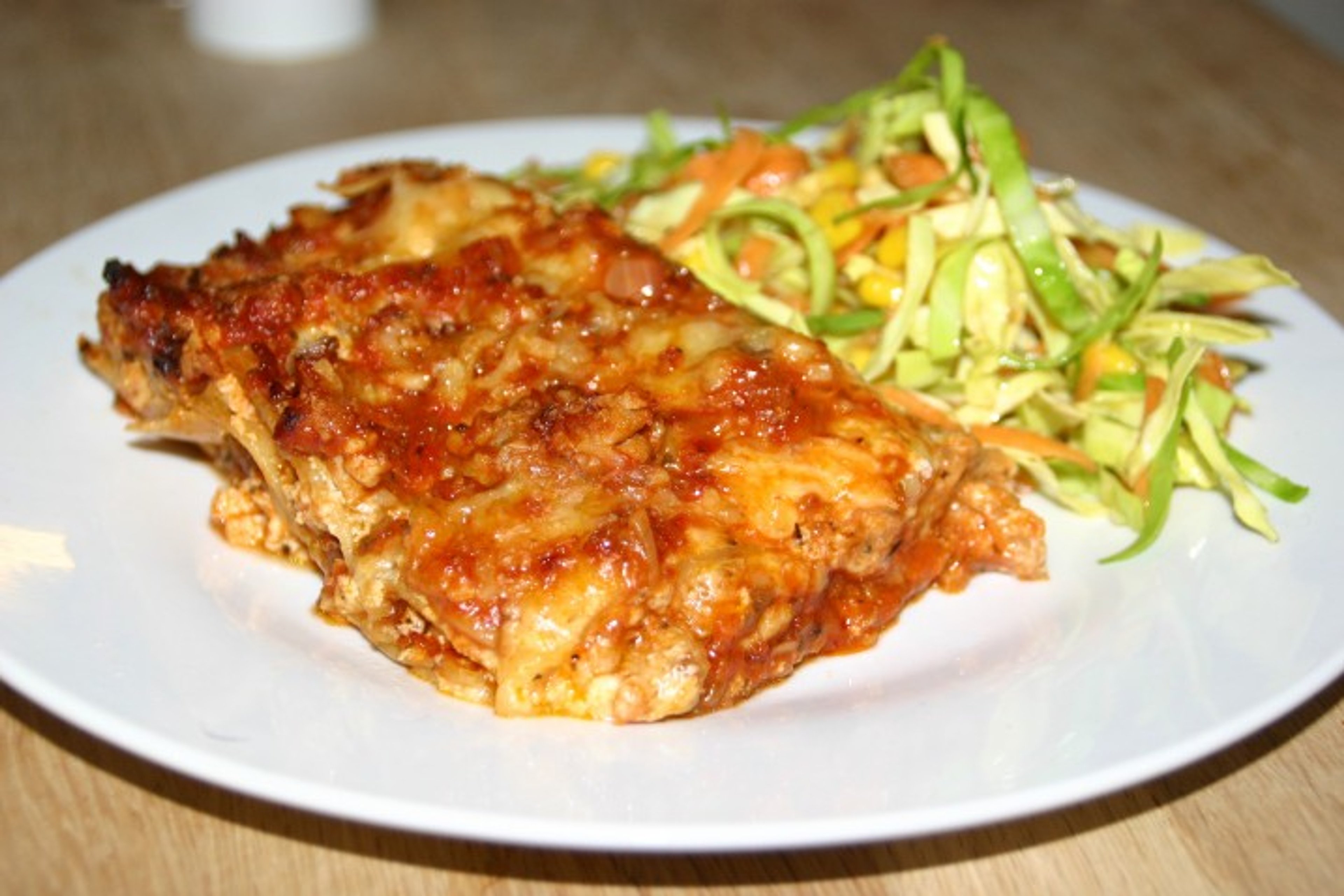 Kyllinge- og ostelasagne med spidskålsråkost