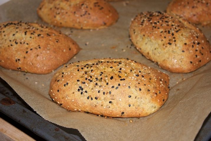 Tomatsuppe med mascarpone og basilikumsolie + krydrede hvidløgsflutes
