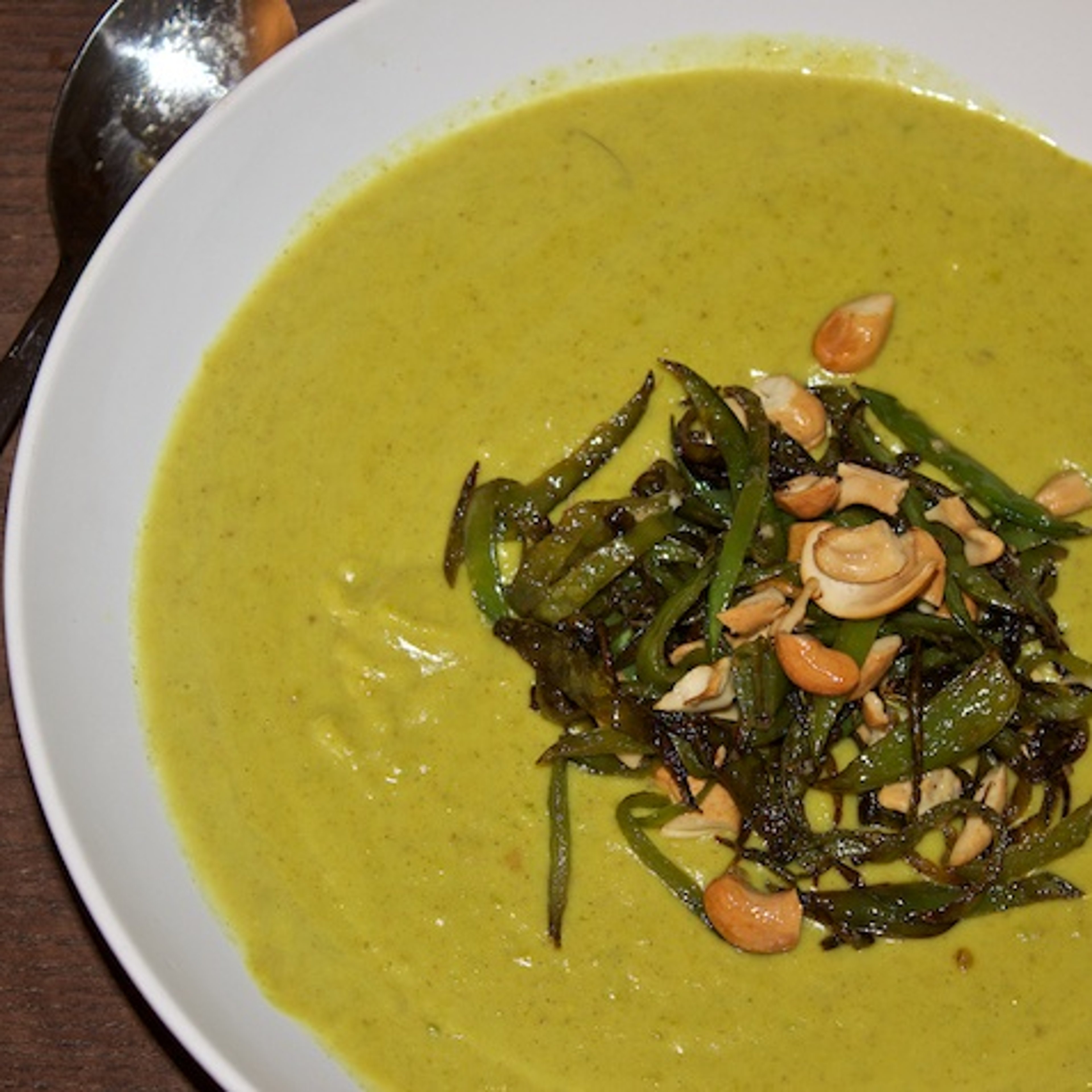 Karrykrydret blomkålssuppe med ærter, cashew og kokos