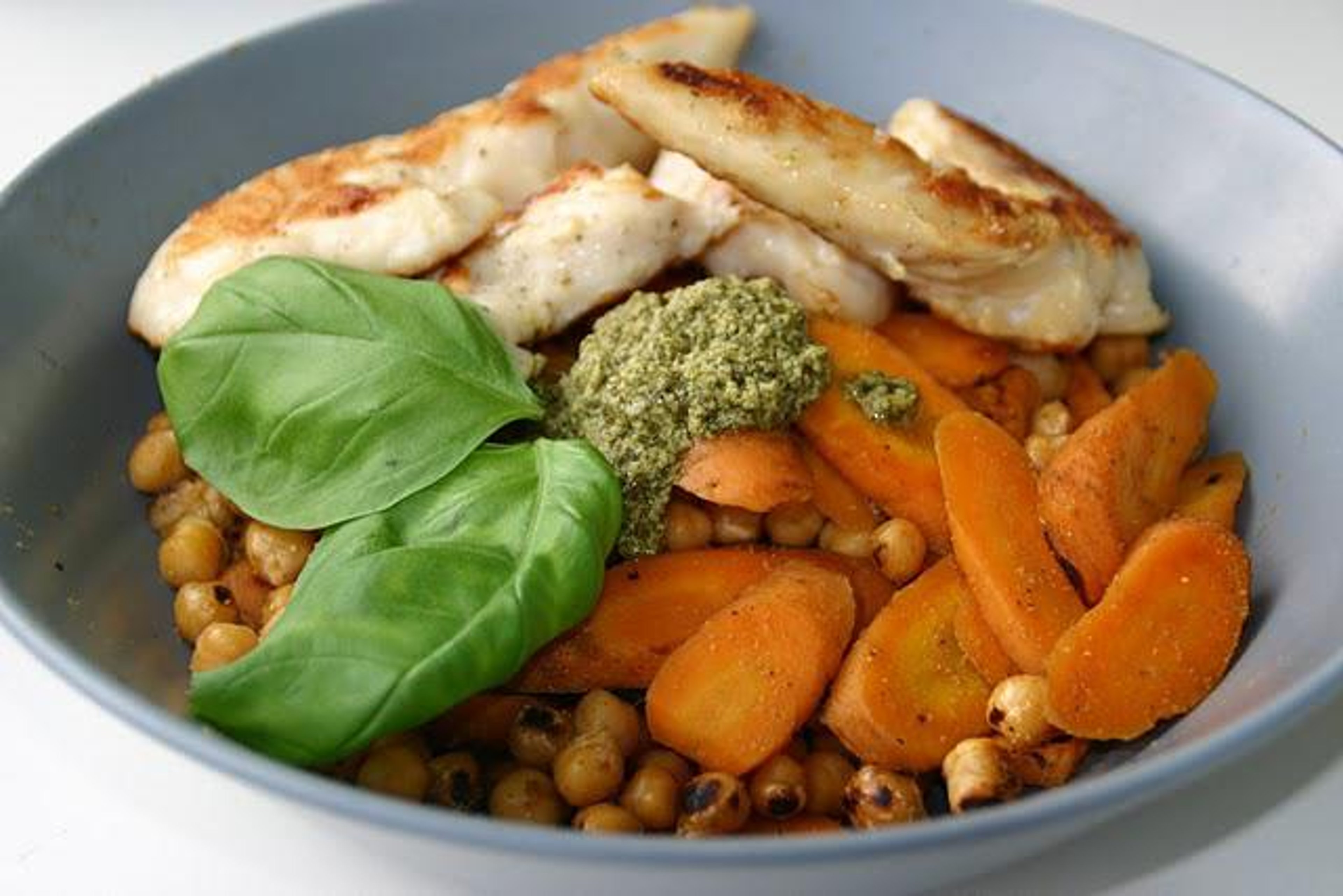 Stegte kikærter og gulerødder med kylling