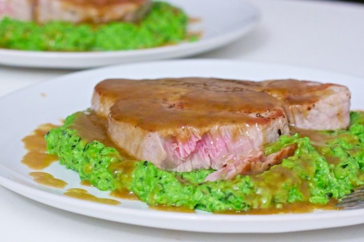 Tunbøffer med wasabi- og sojaglasering samt ærtepure med avocado og mynte