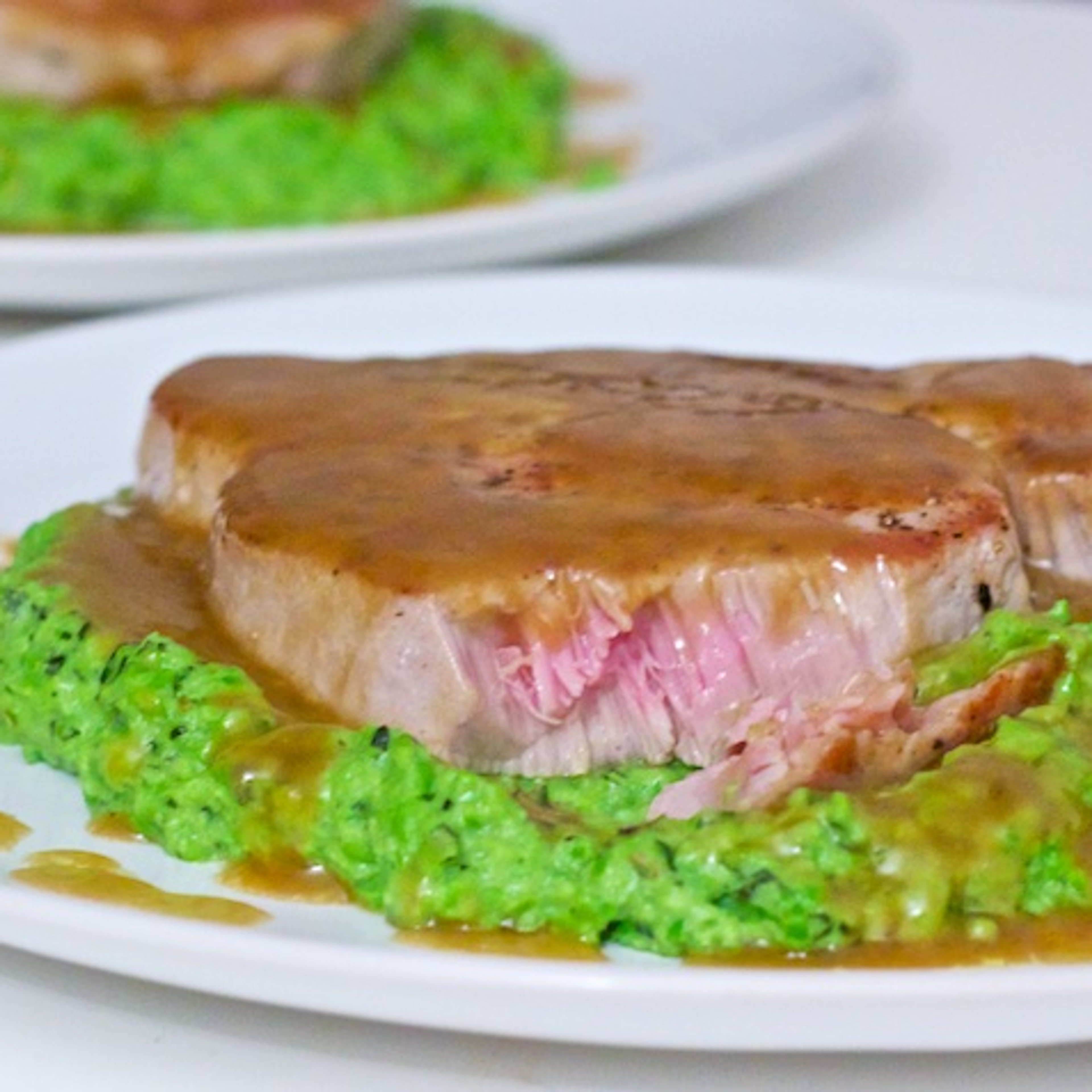 Tunbøffer med wasabi- og sojaglasering samt ærtepure med avocado og mynte