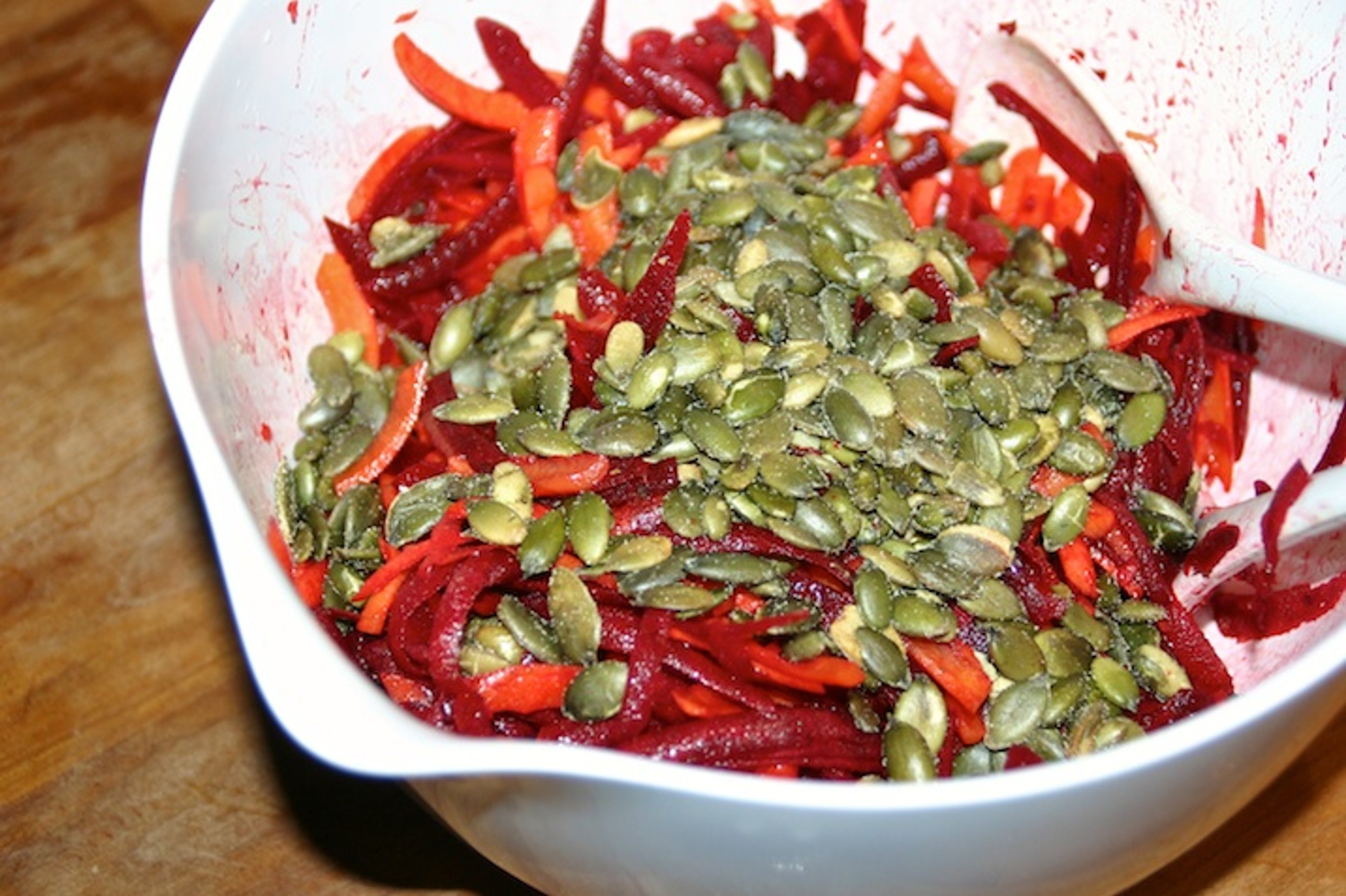 Fiskefrikadeller med laks, hjemmerørt remoulade og rødbederåkost