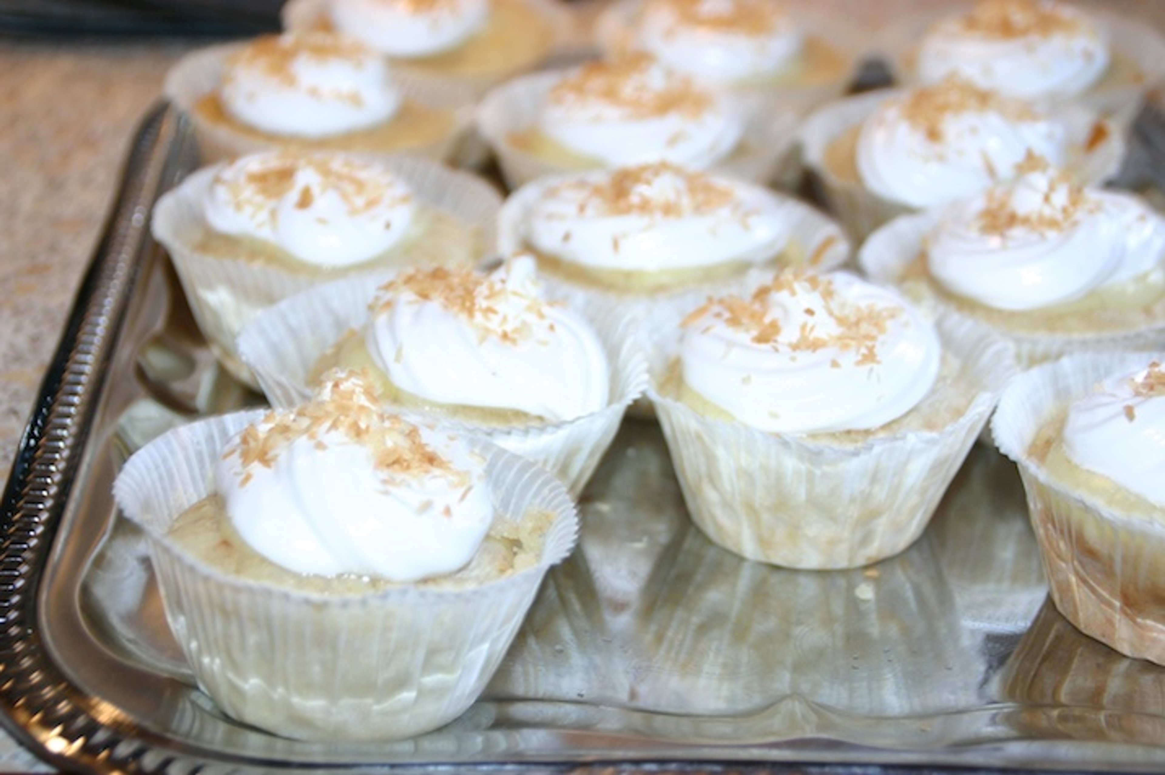 Citronfyldte kokoscupcakes med guf