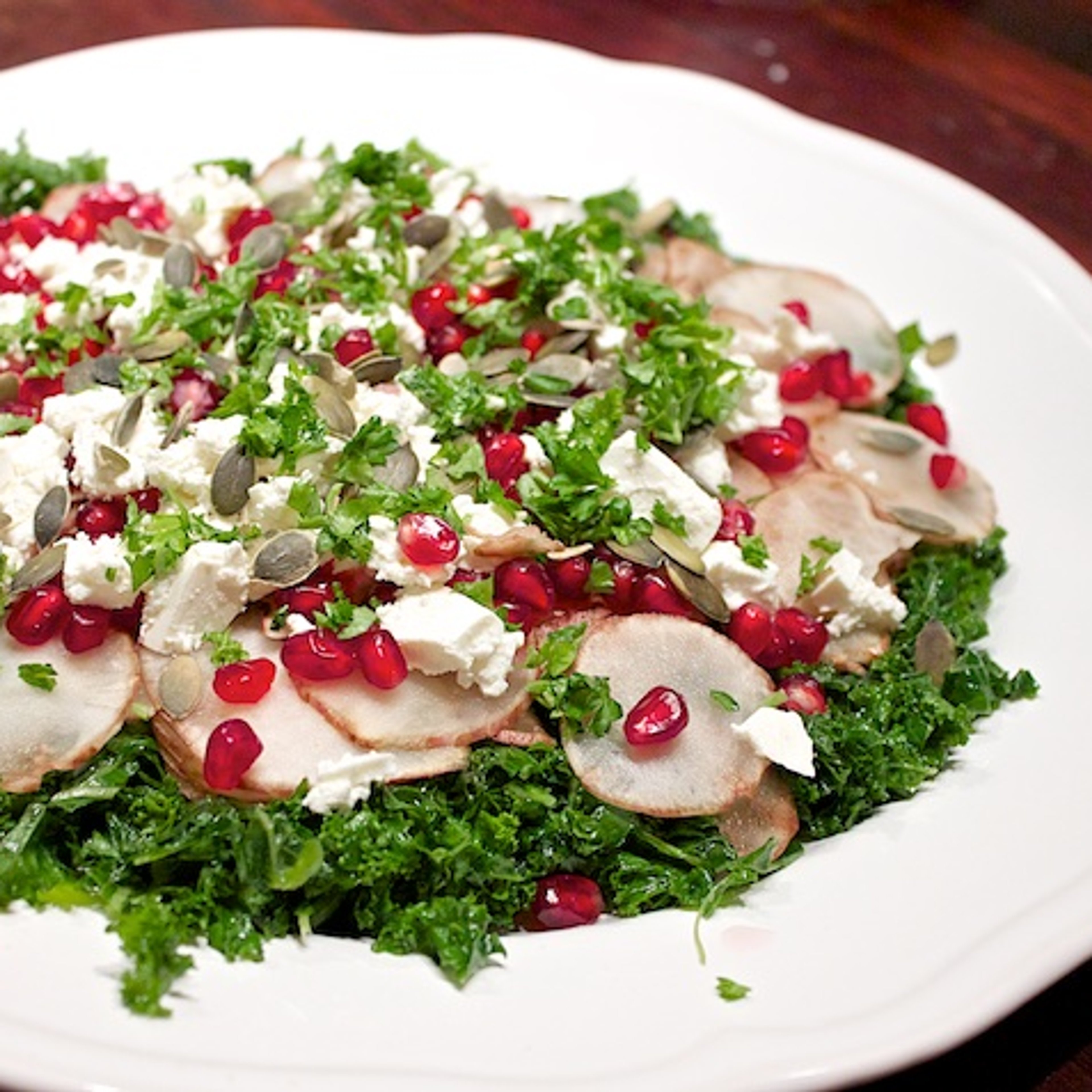 Jordskokkesalat med grønkål, granatæble og feta