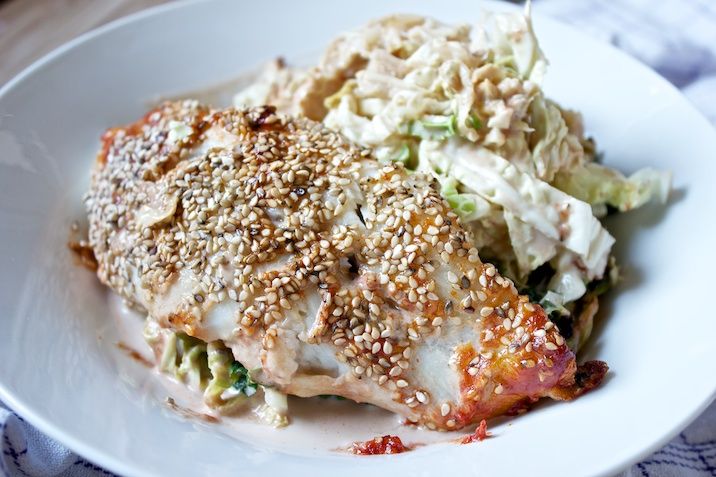 Bagt fisk med savoykål og krydret flødesovs