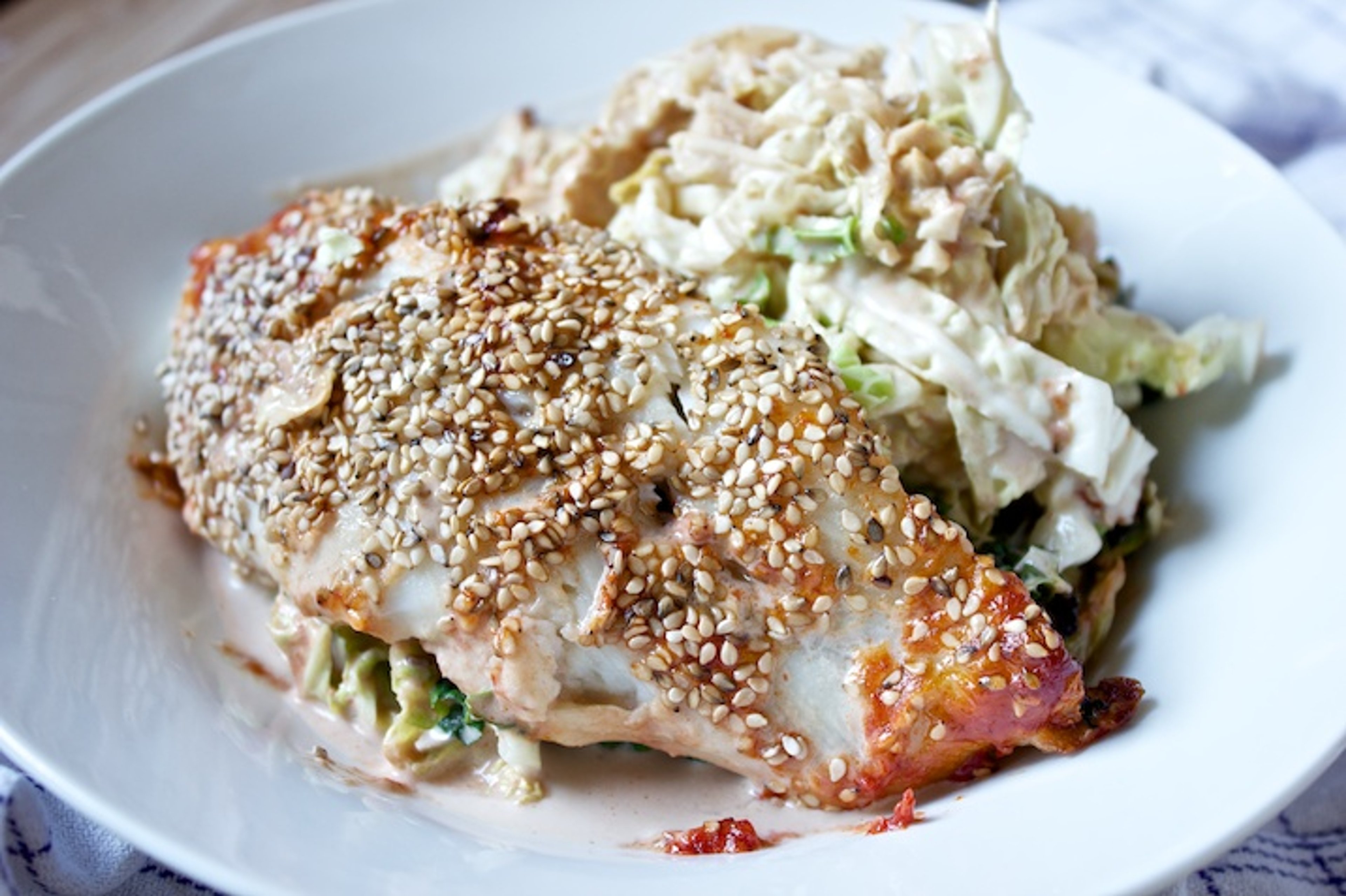 Bagt fisk med savoykål og krydret flødesovs