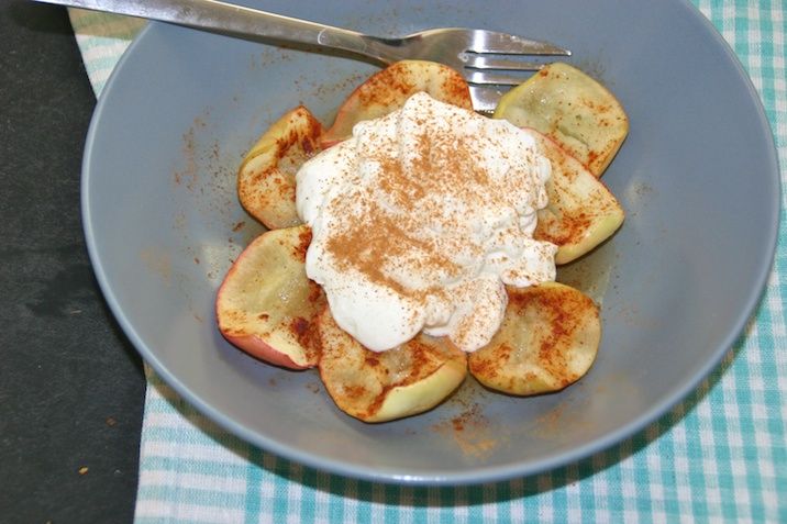 Bagte æbler med kanel og skyr
