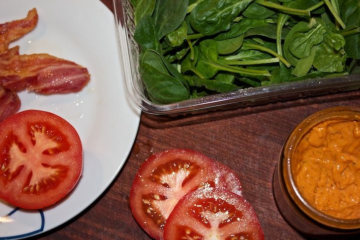 BLT Lakseburger med chipotle-aioli