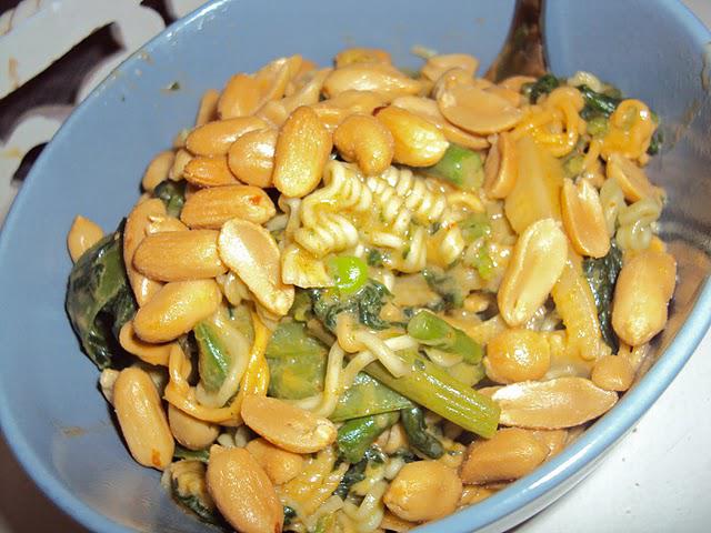 Grøntsagswok med nudler, kokosmælk og rød karry