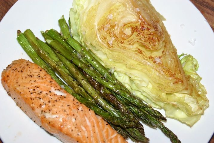 Laks med grønne asparges, smørstegt spidskål og hollandaise