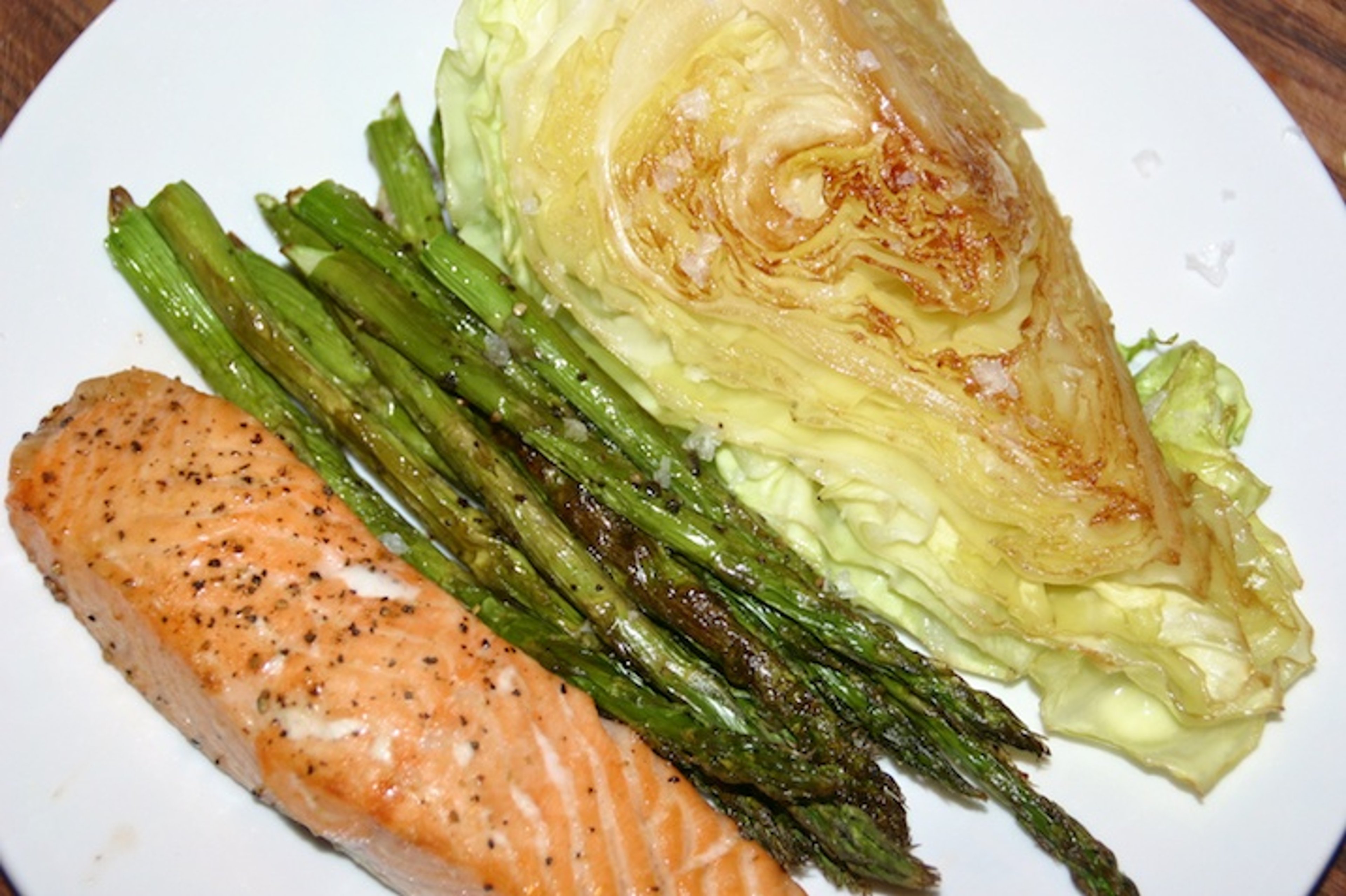 Laks med grønne asparges, smørstegt spidskål og hollandaise