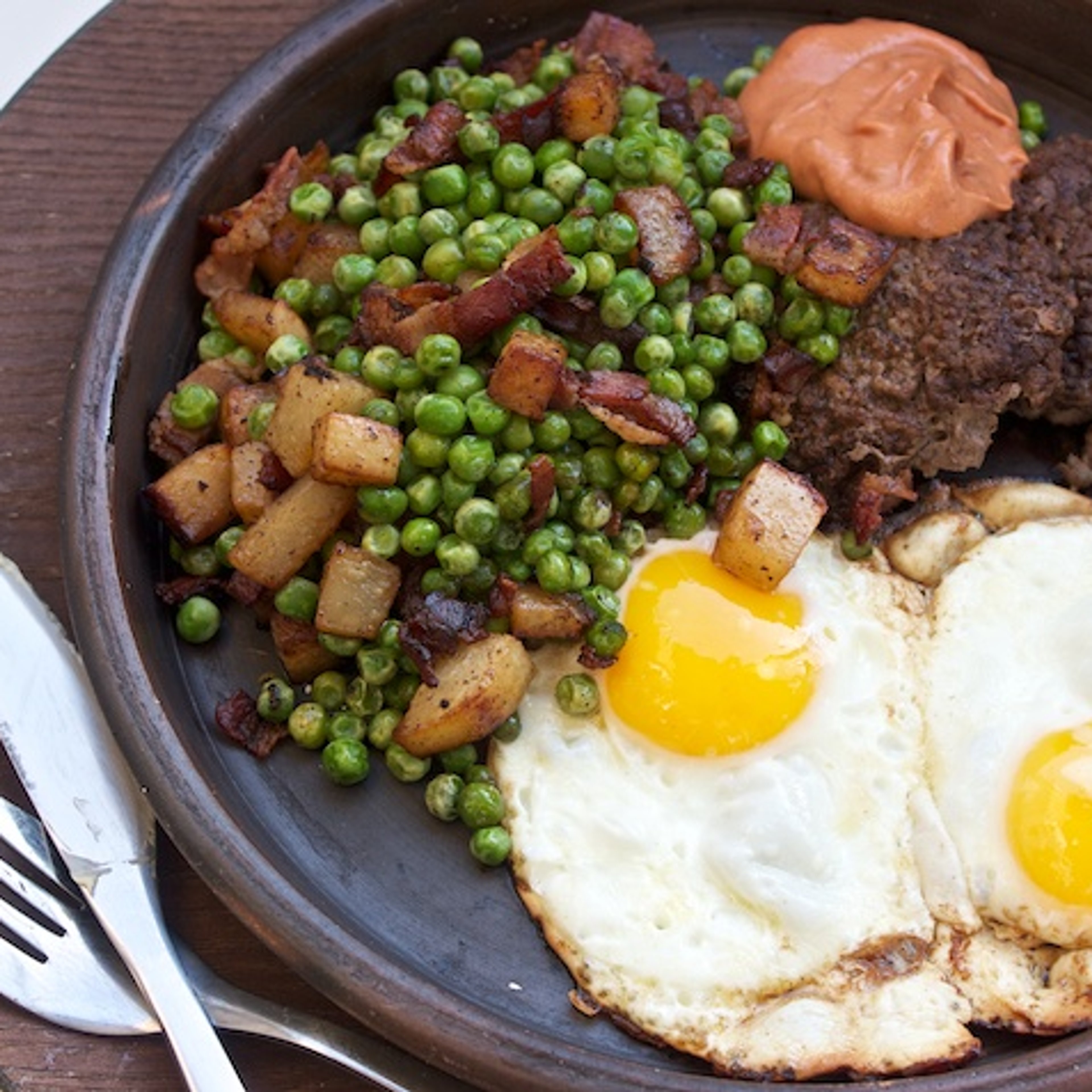 Biksemad med glaskål, bacon og ærter