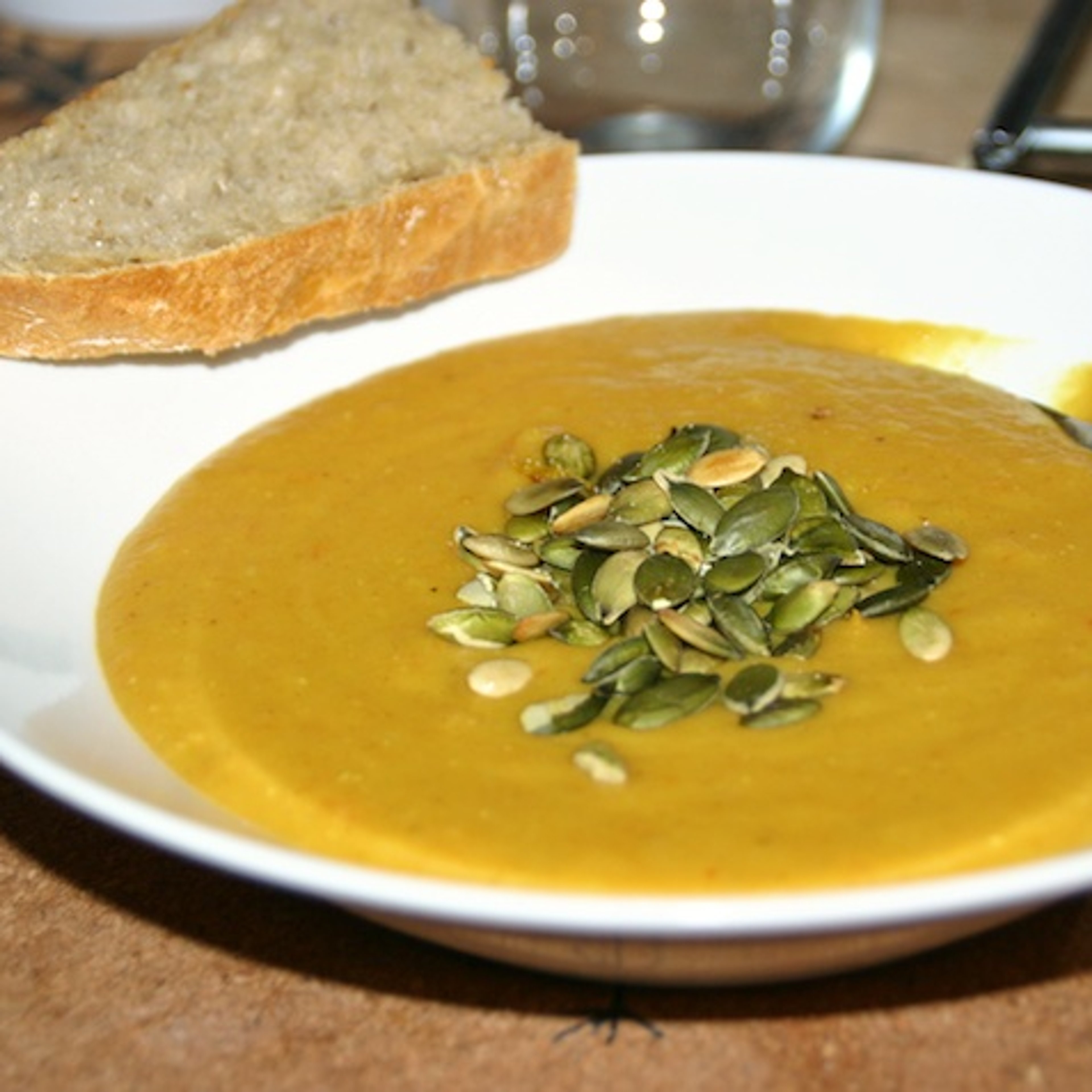 Rød linsesuppe med kokosmælk og lime