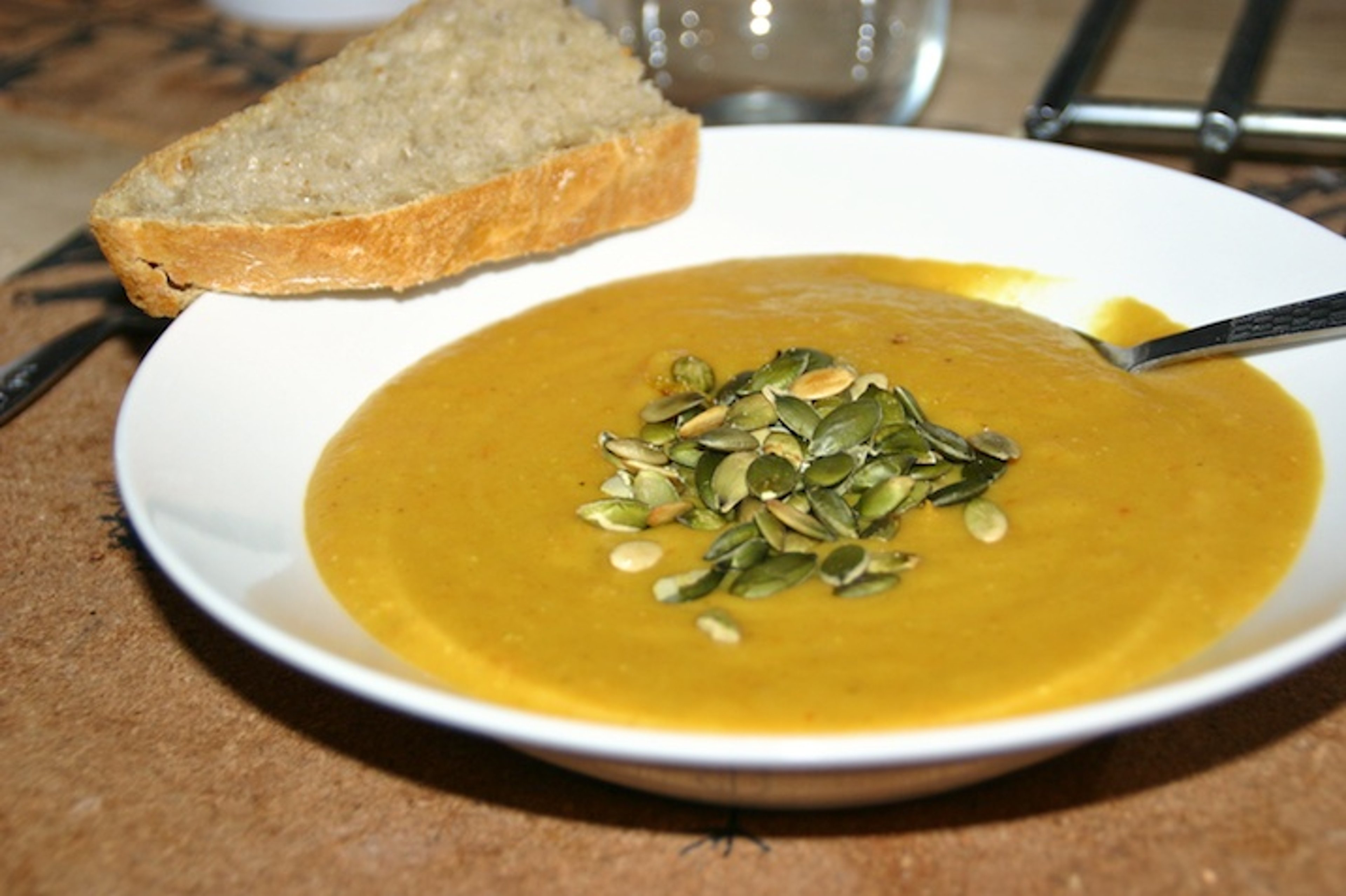 Rød linsesuppe med kokosmælk og lime