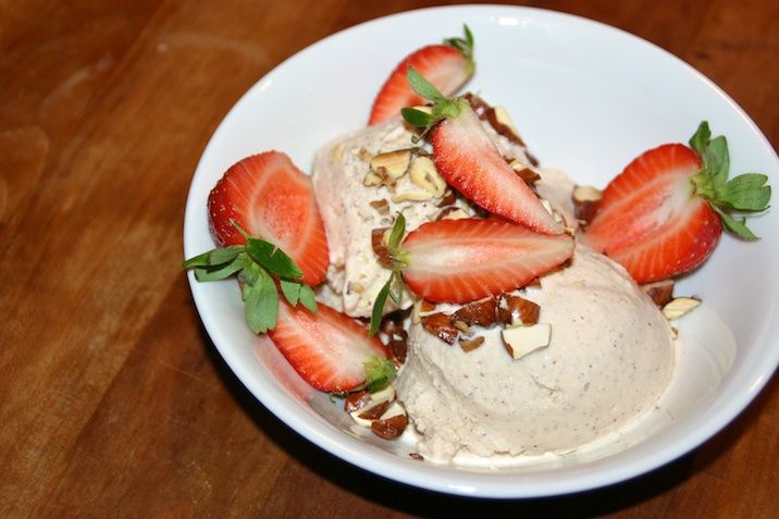 Koldskålsis med brændte mandler og jordbær