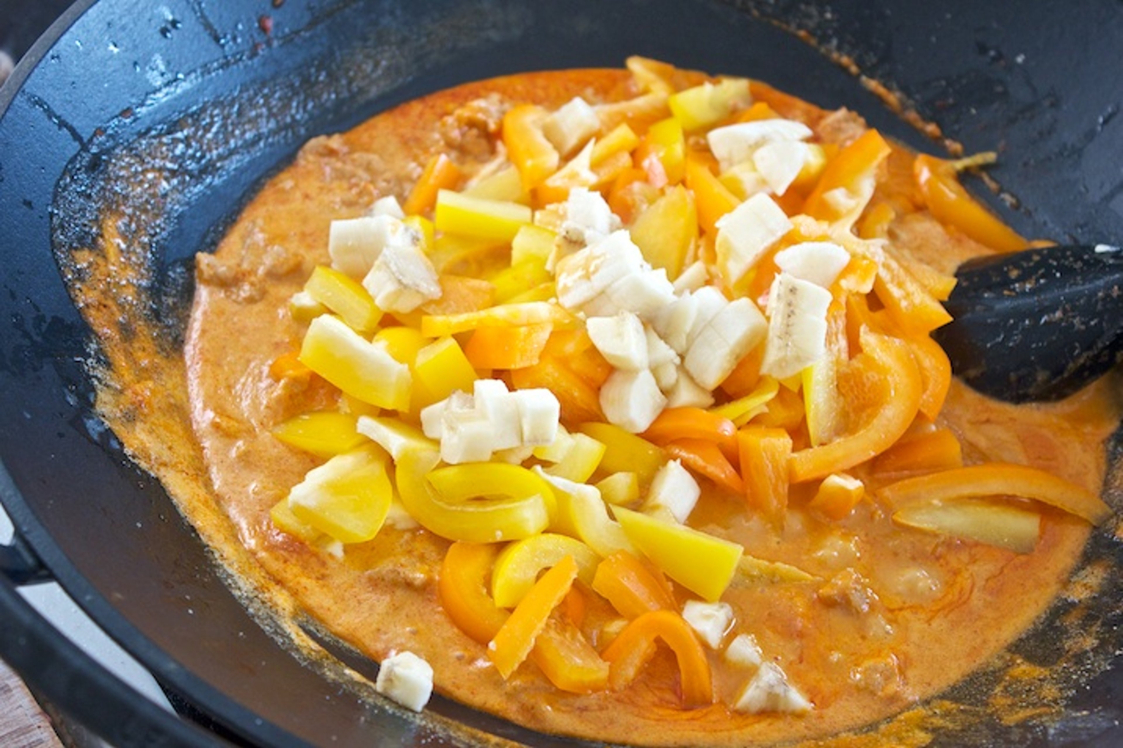 kylling-roed-karry-peberfrugt-banan-2