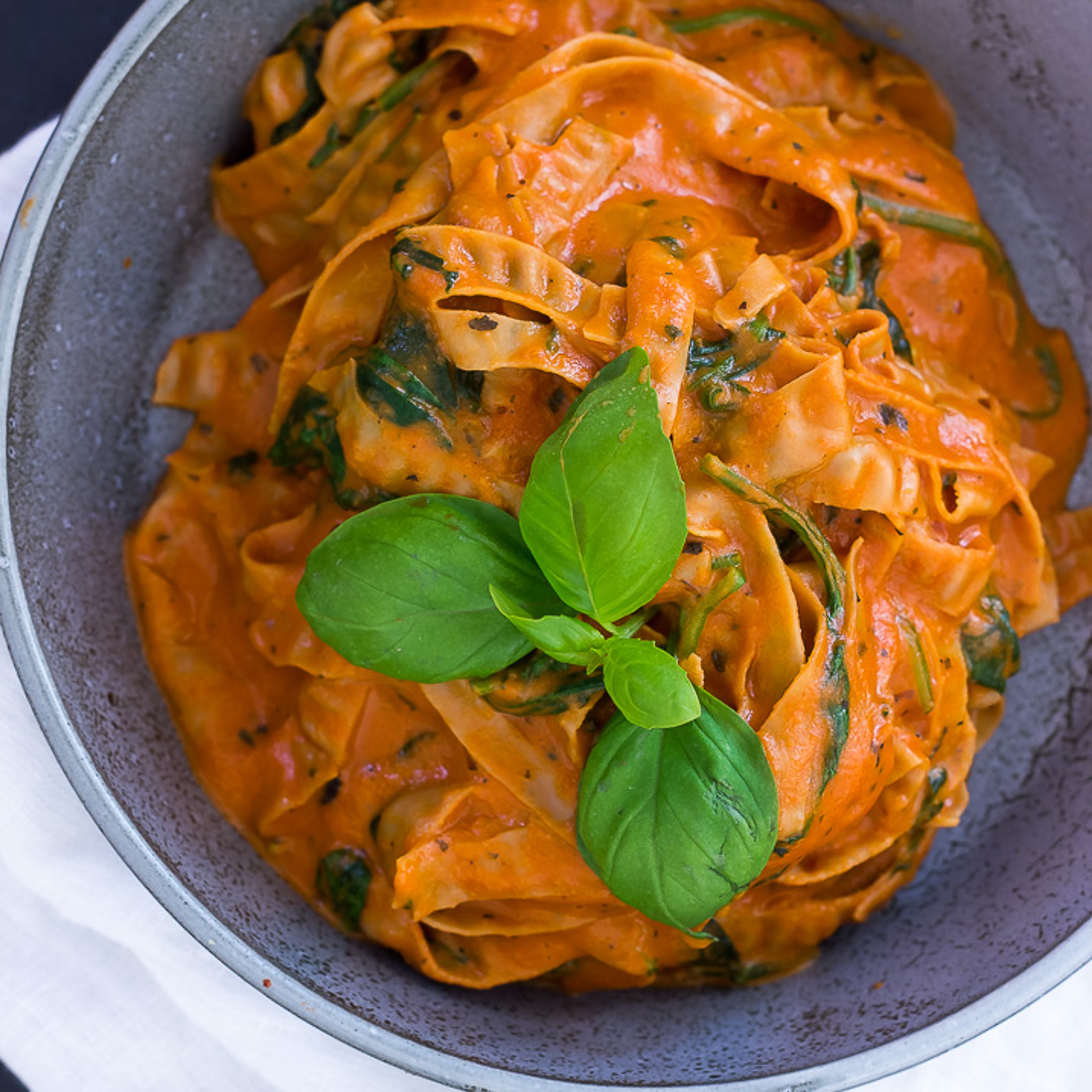 Doven tomatpasta med mascarpone og spinat