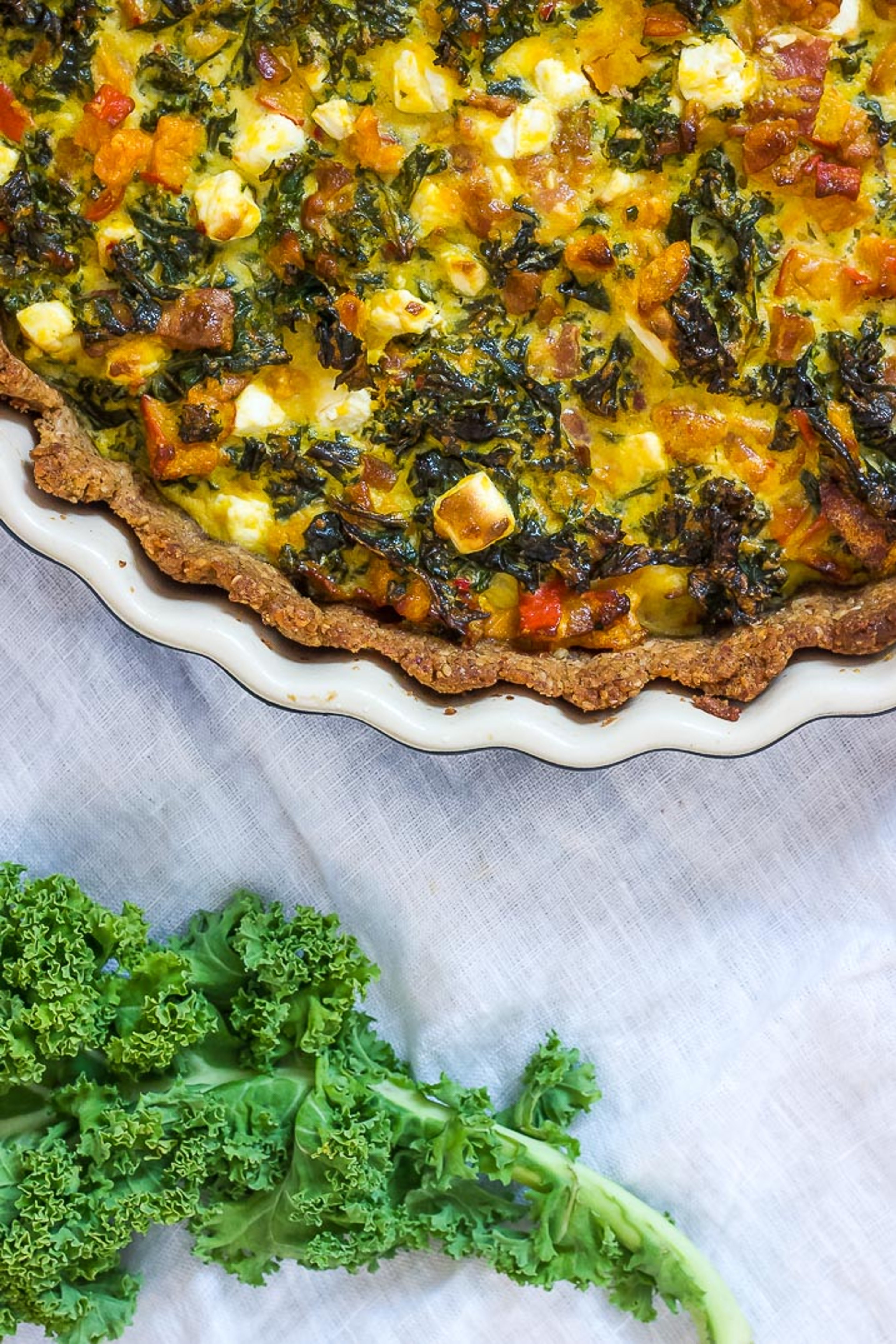 Tærte med græskar, grønkål, bacon, chili og feta