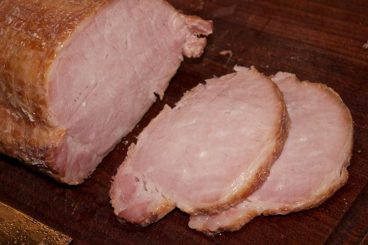 Kogt røget hamburgerryg med grønlangkål og karamelliserede æbler