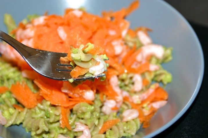 Avocadopasta med rejer og gulerod