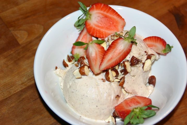 Koldskålsis med brændte mandler og jordbær