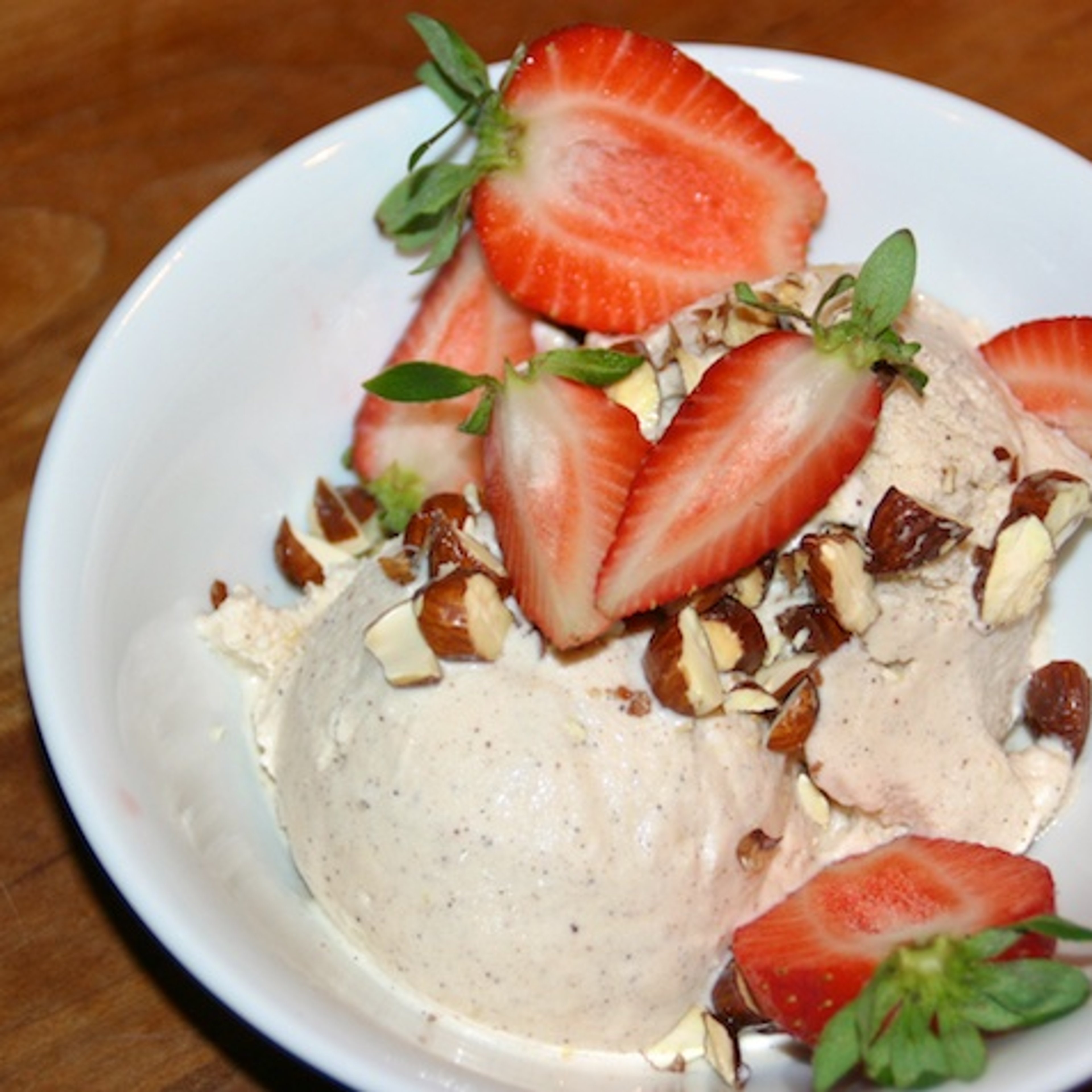 Koldskålsis med brændte mandler og jordbær