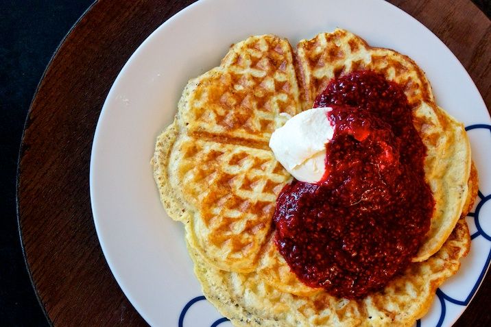 Vafler med hindbær og creme fraiche