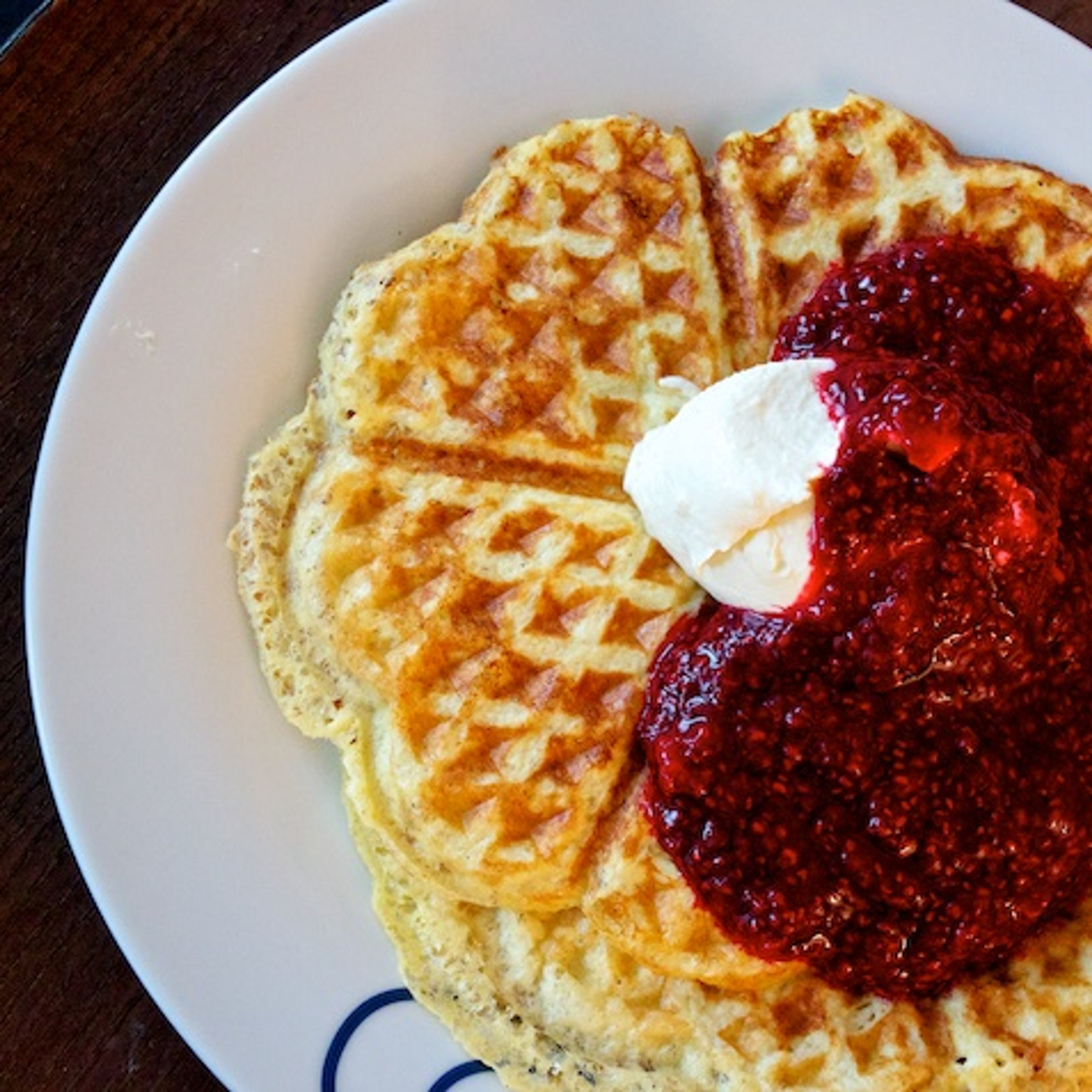 Vafler med hindbær og creme fraiche