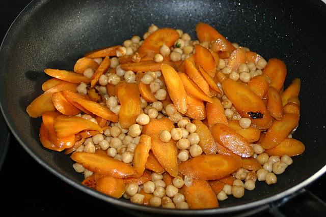 Stegte kikærter og gulerødder med kylling