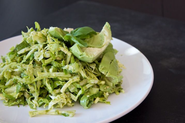 Spidskålssalat med pesto, basilikum og avocado