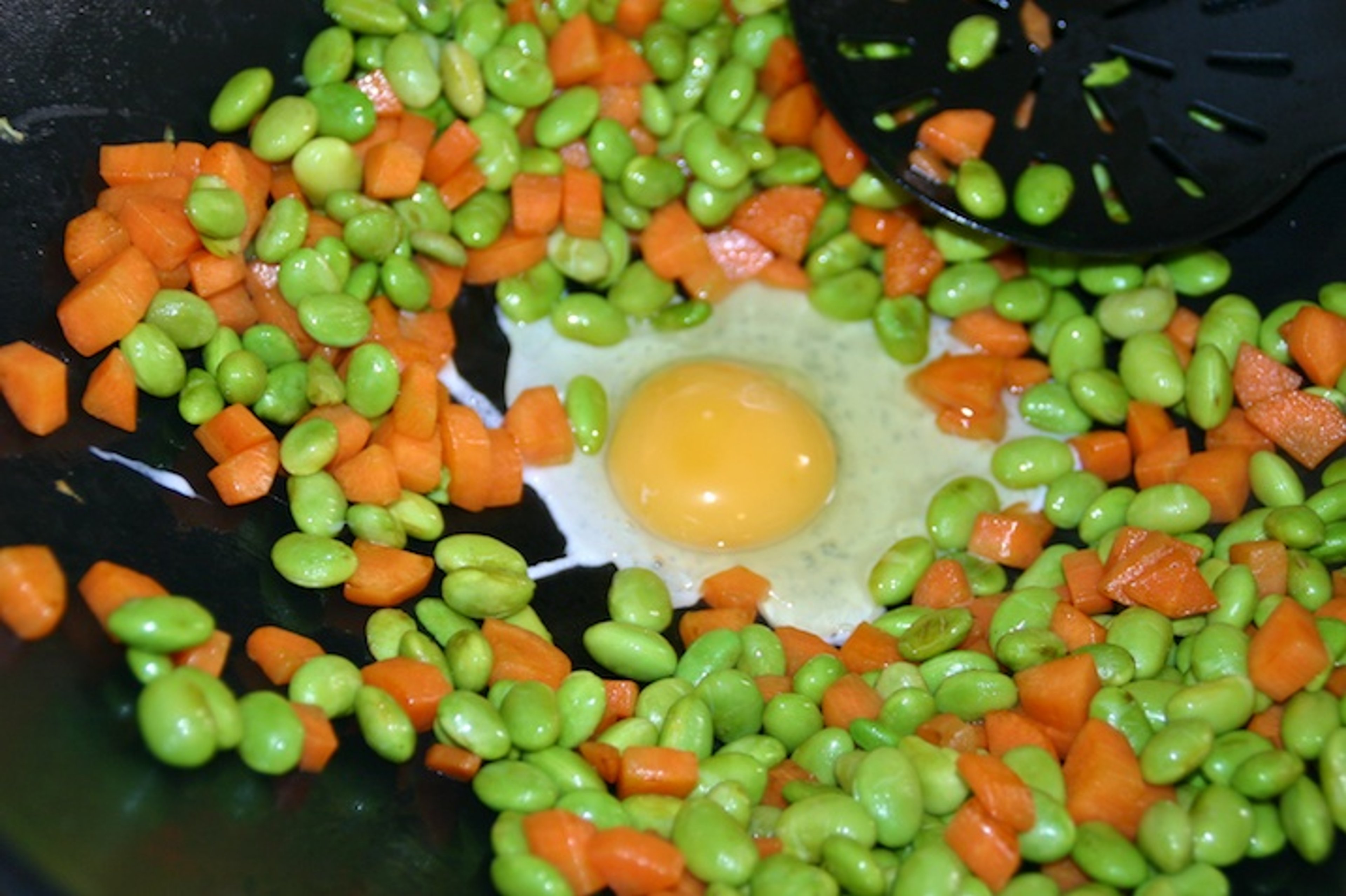 Stegte brune ris med gulerod, edamame og æg