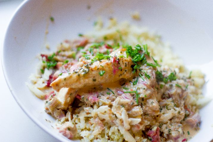 Rabarberkylling i cremet sovs med sambal oelek, purløg og blomkålsris