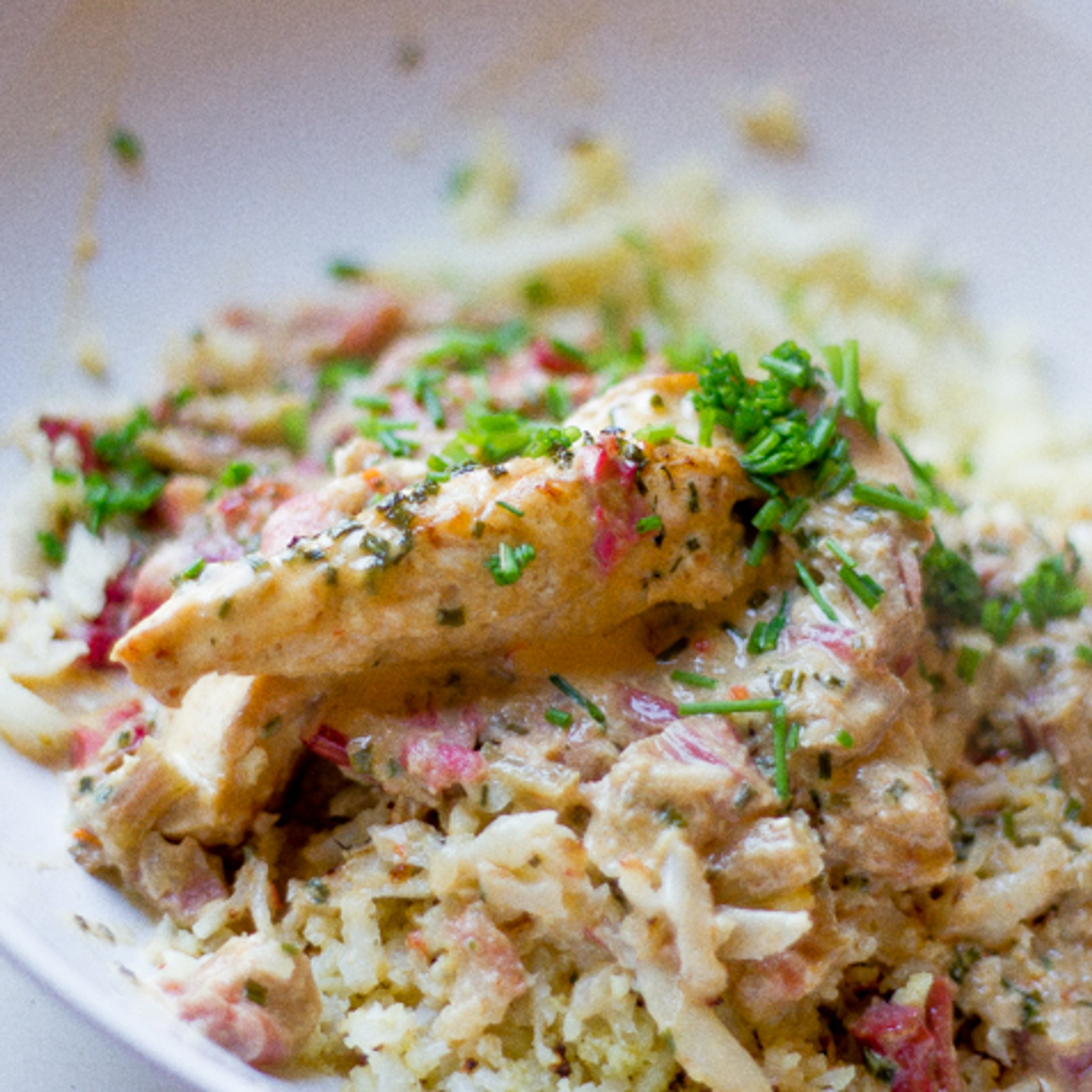 Rabarberkylling i cremet sovs med sambal oelek, purløg og blomkålsris