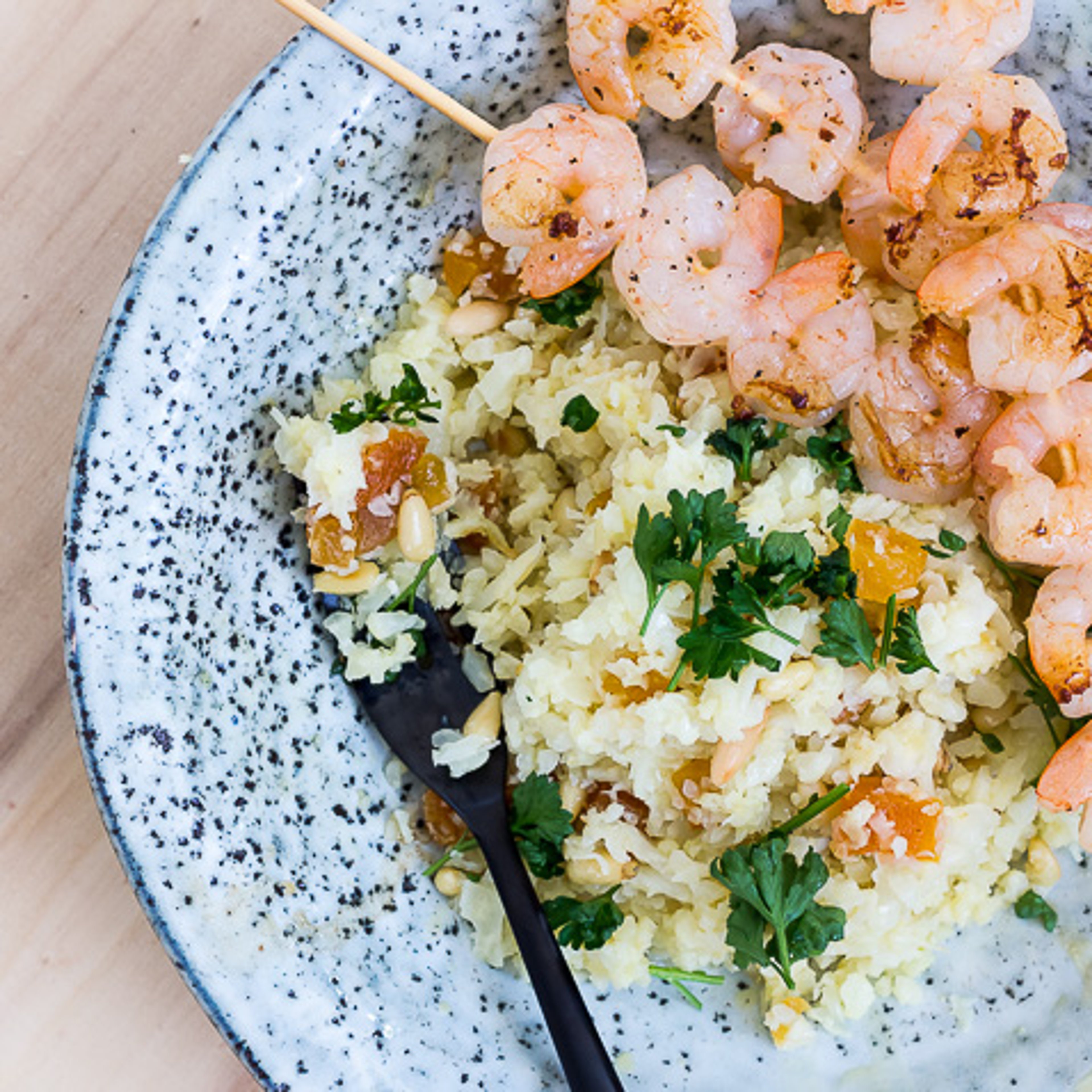 Rejer på spyd med hvidløgssmør og marokkansk blomkål med abrikos og pinjekerner (og mere hvidløgssmør)